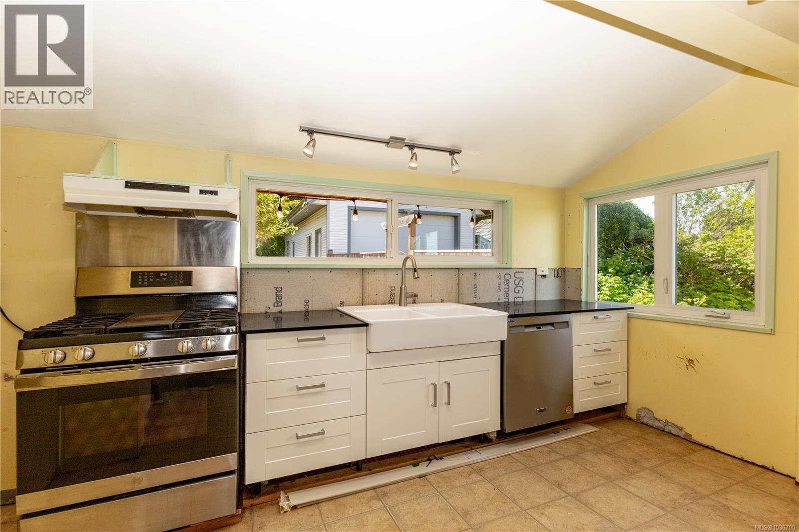 566 Thulin St - 8