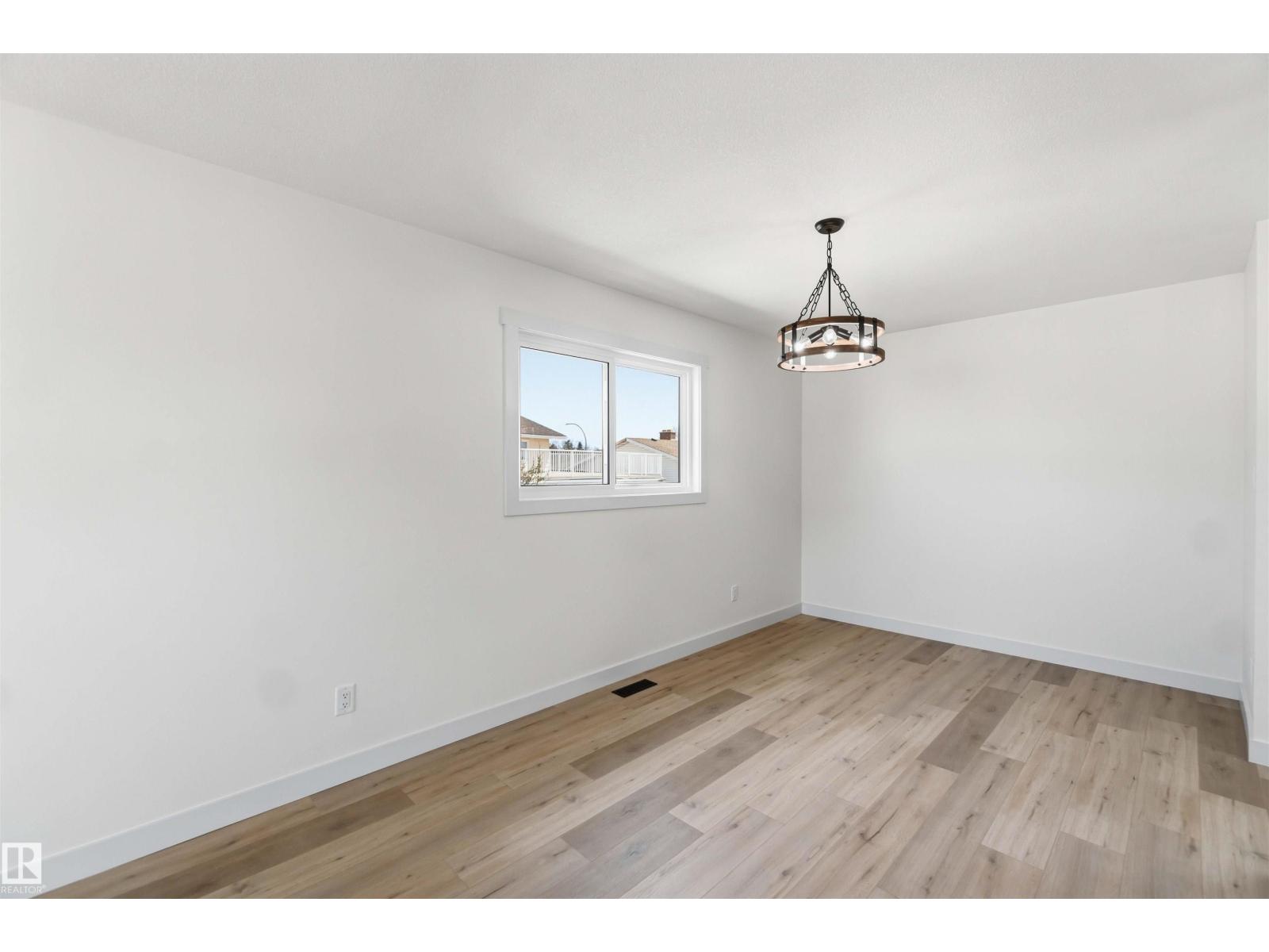 10207 165 AV NW, Edmonton
