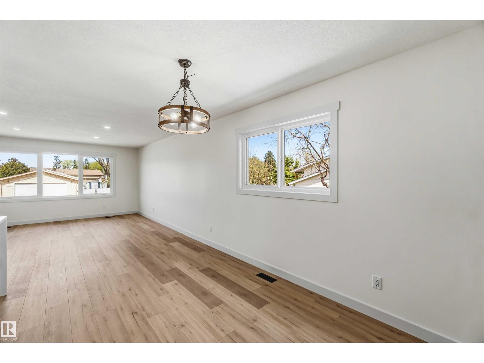 10207 165 AV NW, Edmonton