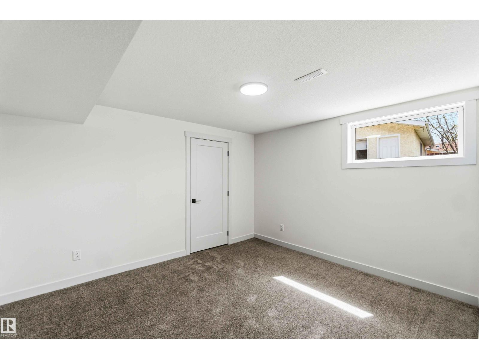 10207 165 AV NW, Edmonton