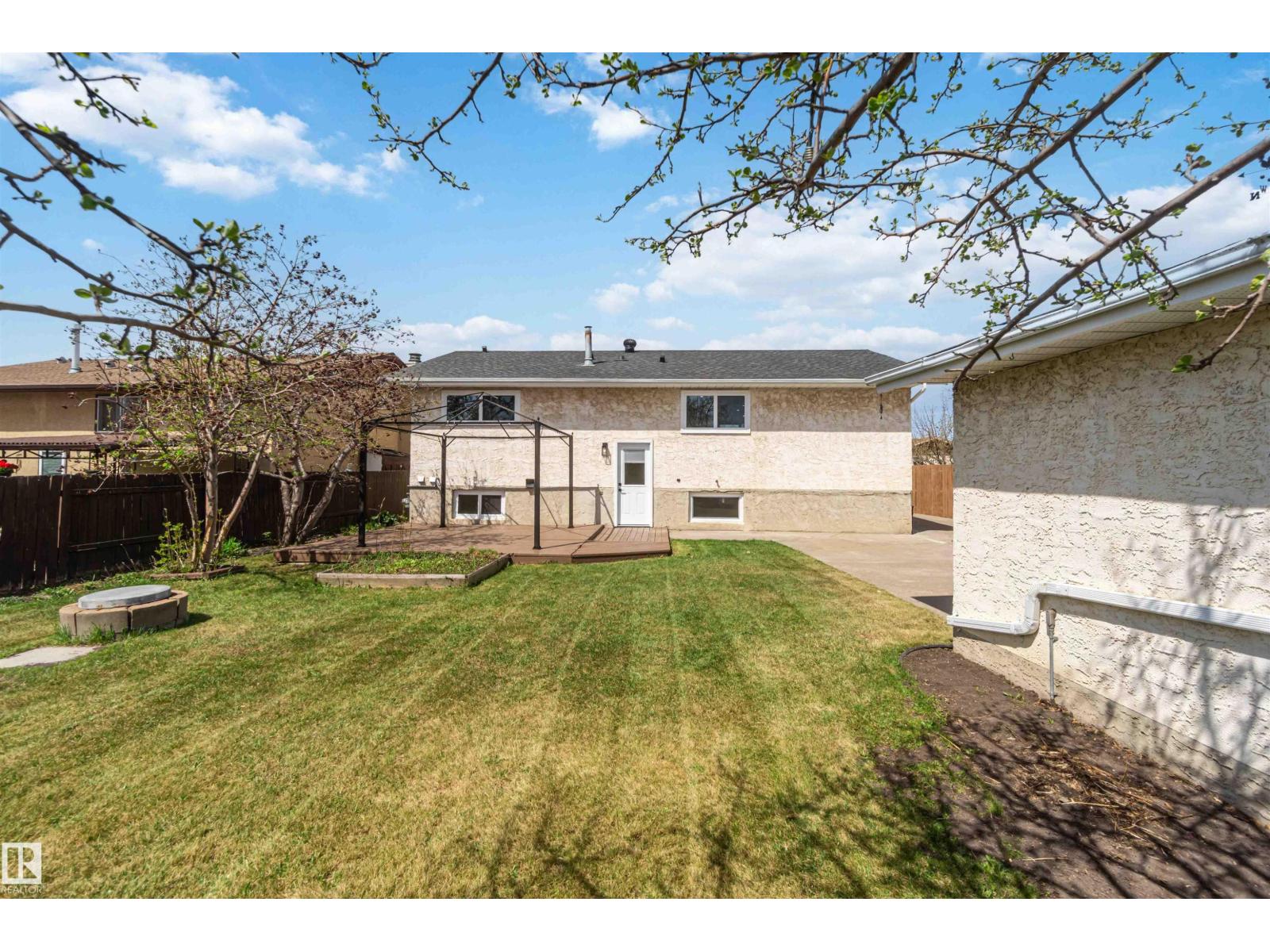 10207 165 AV NW, Edmonton
