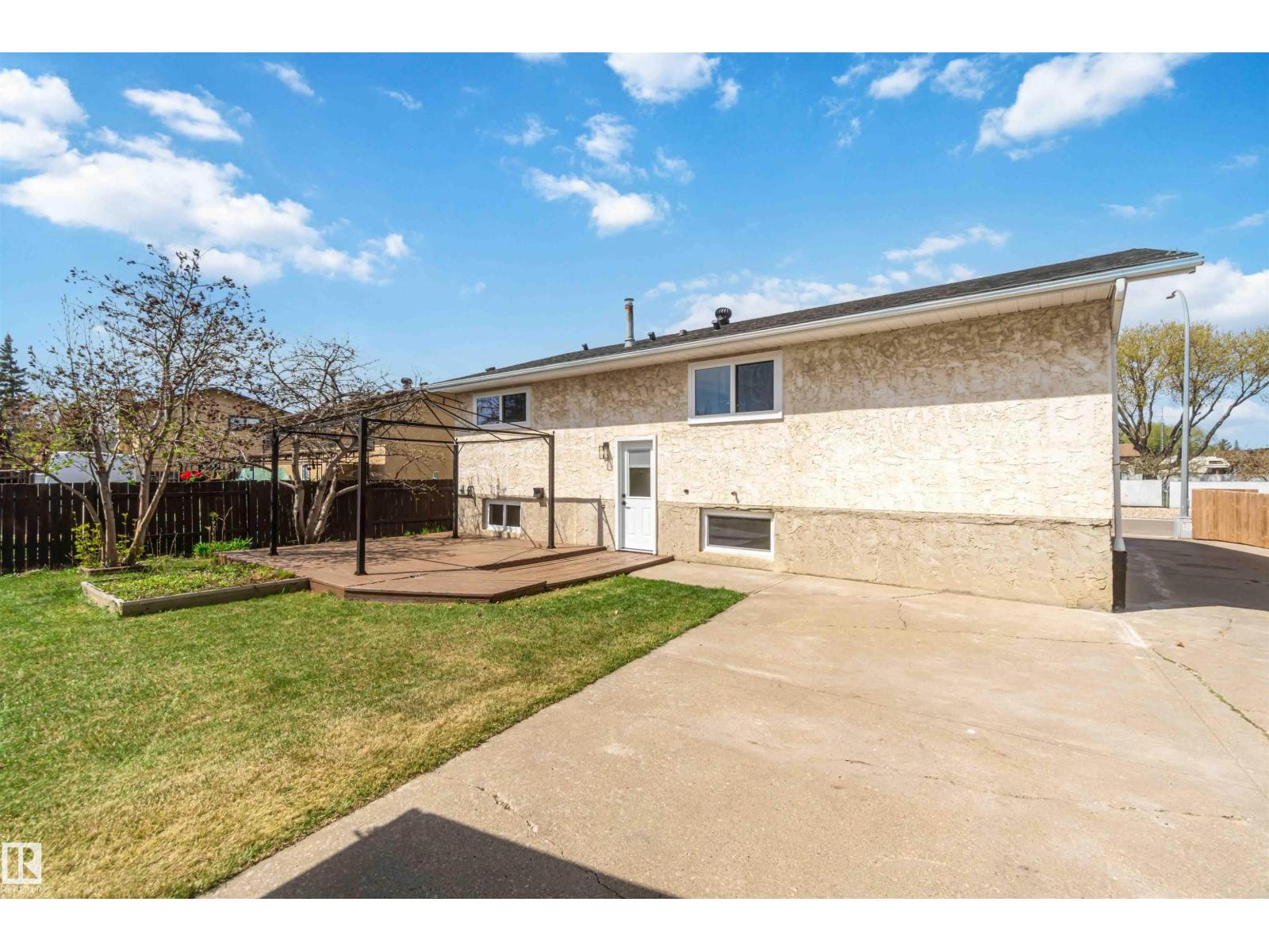 10207 165 AV NW, Edmonton