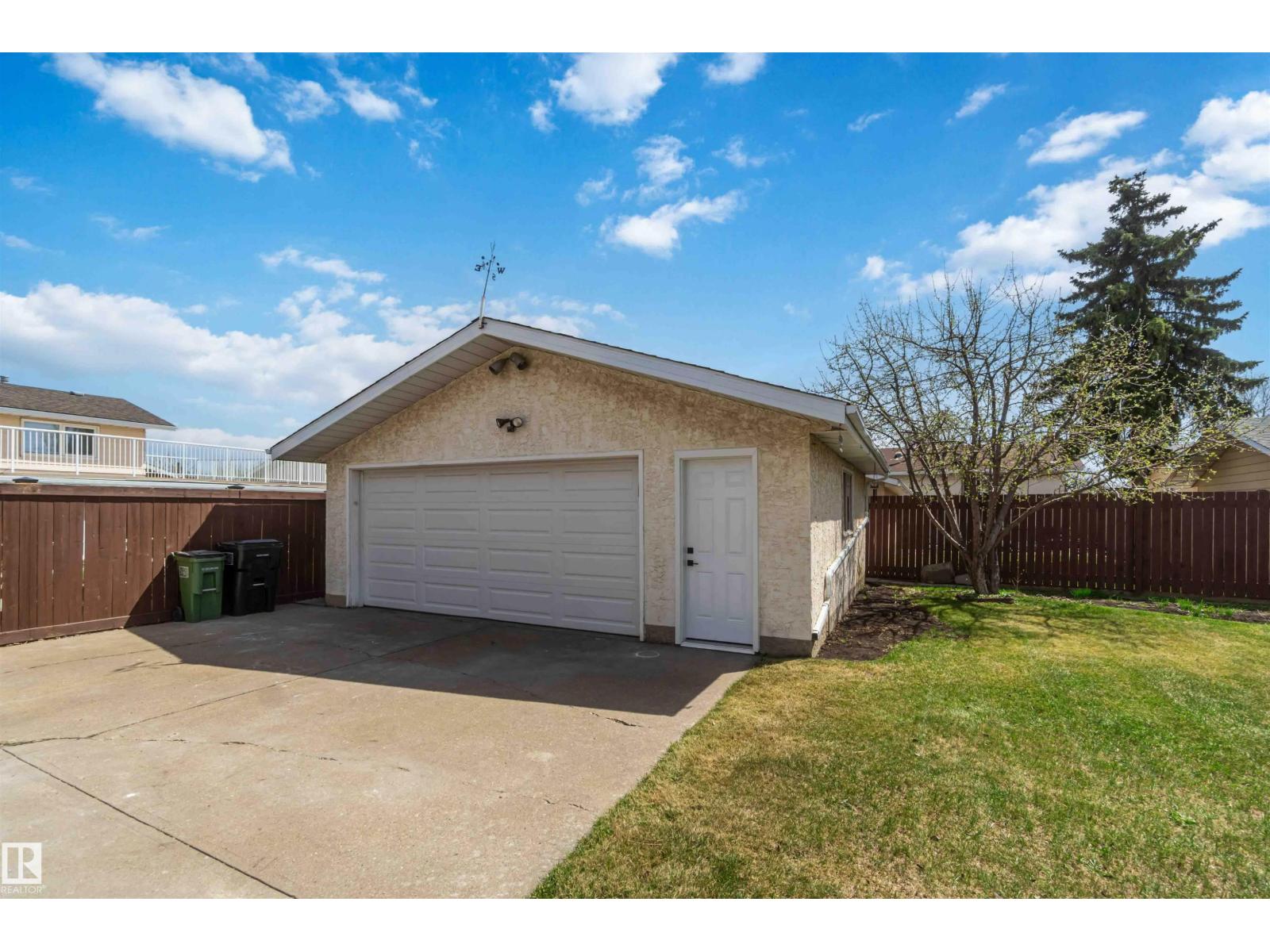 10207 165 AV NW, Edmonton