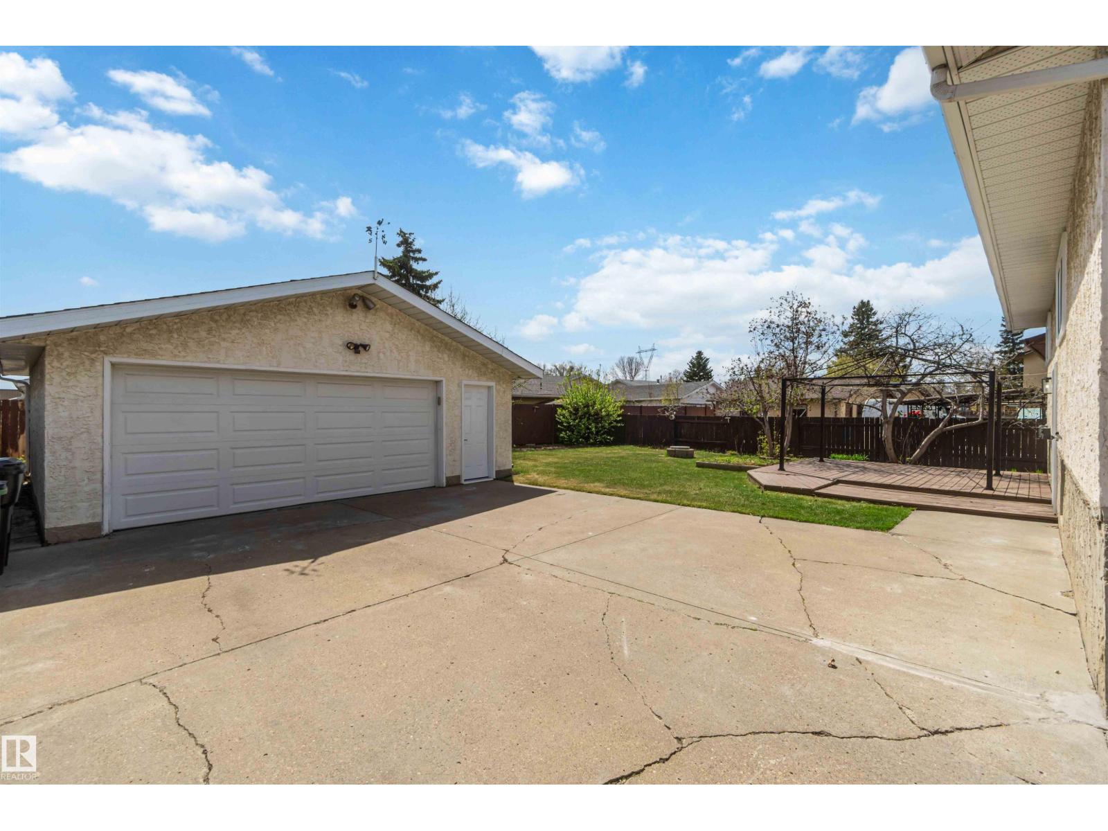 10207 165 AV NW, Edmonton