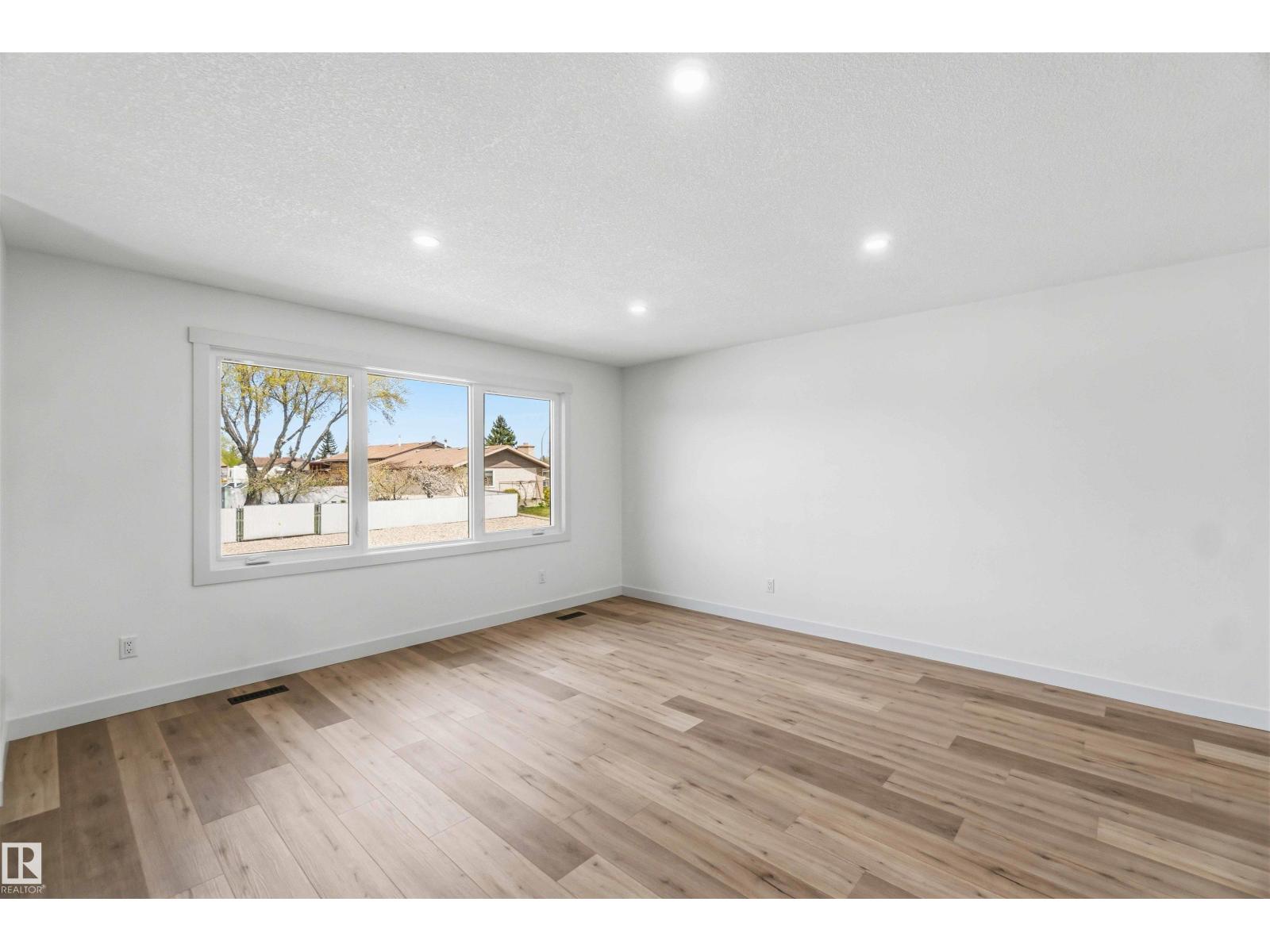10207 165 AV NW, Edmonton