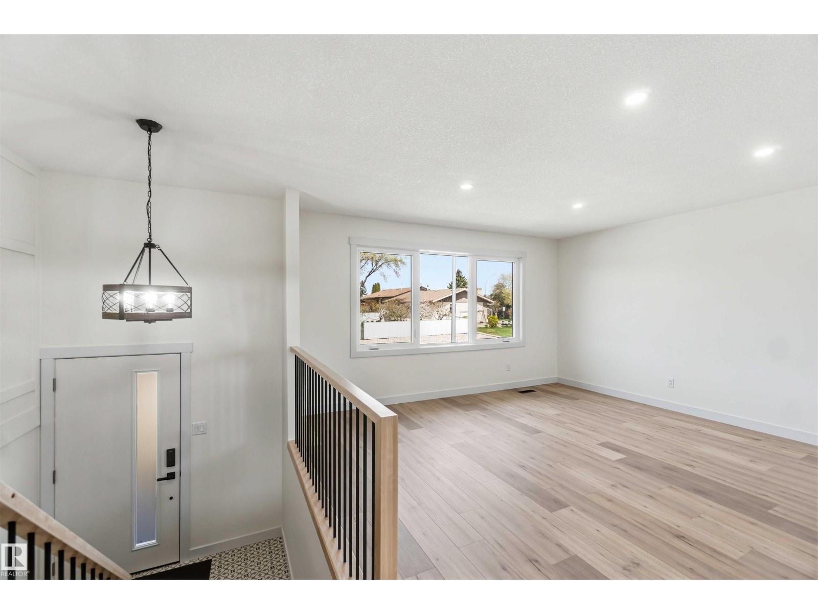 10207 165 AV NW, Edmonton