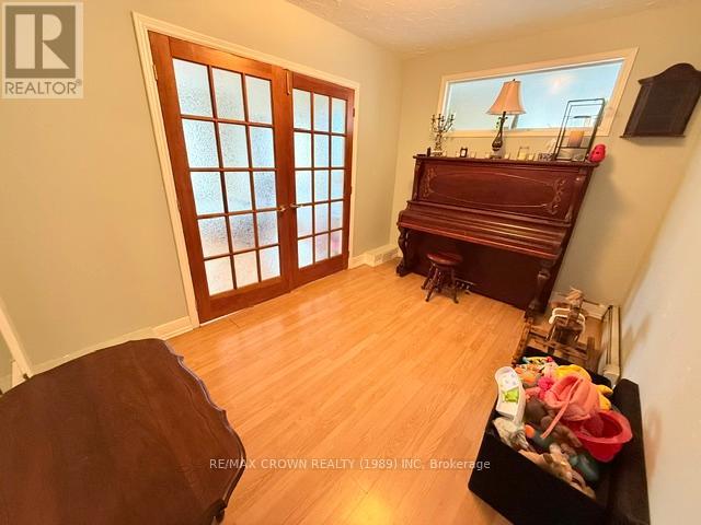 72 DOMINION AVENUE - 31