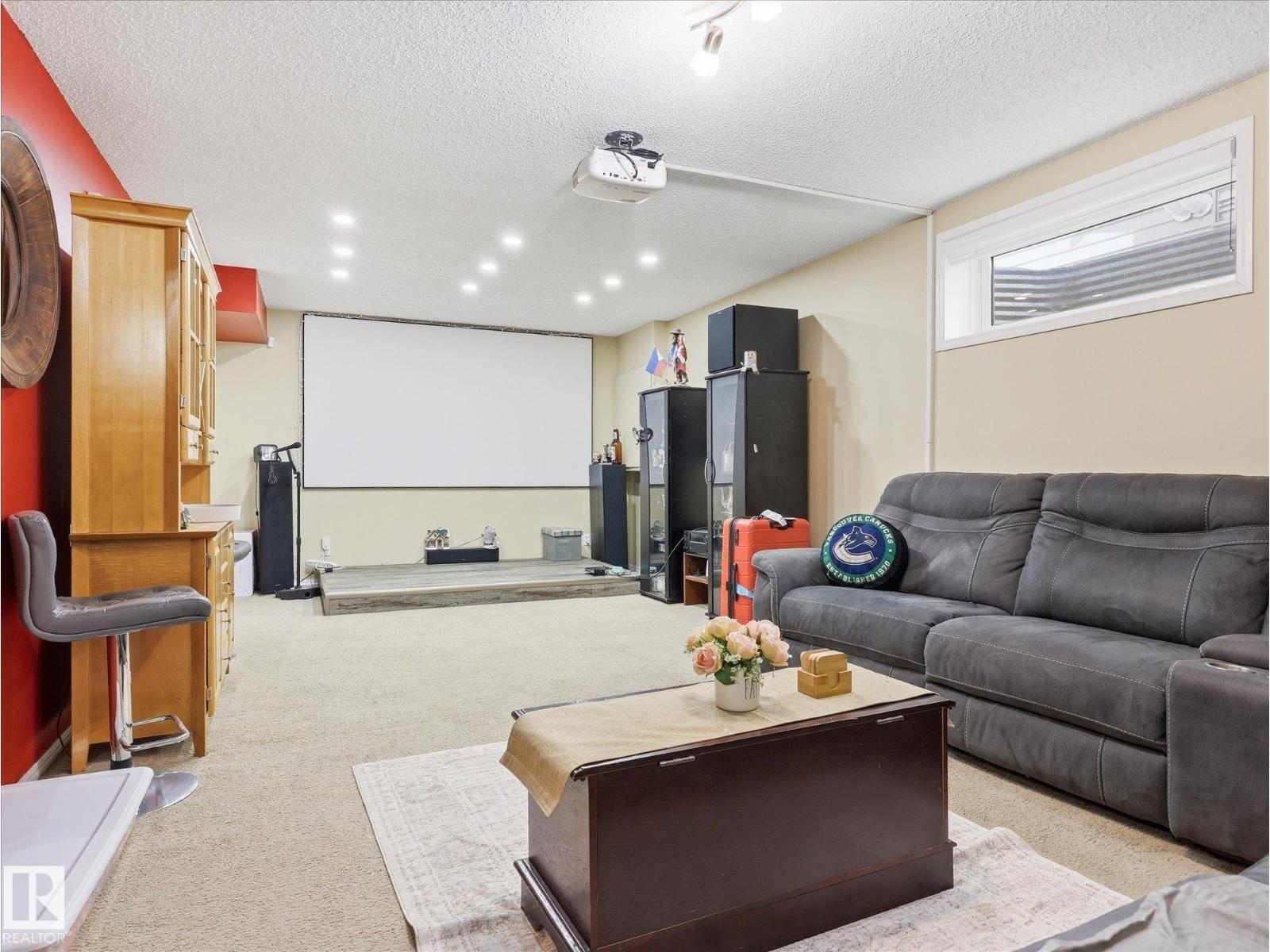 15135 43 ST NW NW, Edmonton