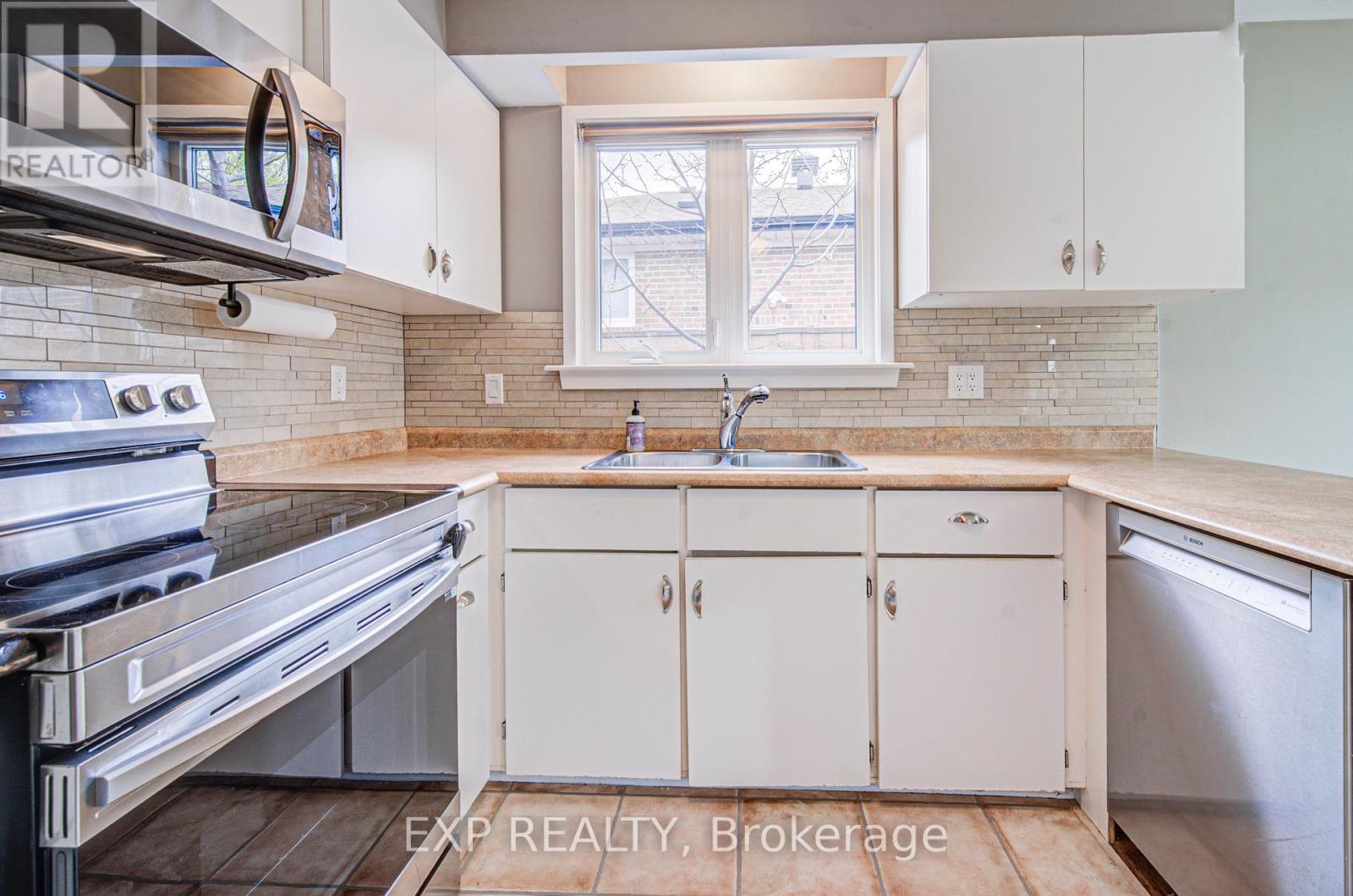8 SANFORD CRESCENT - 13