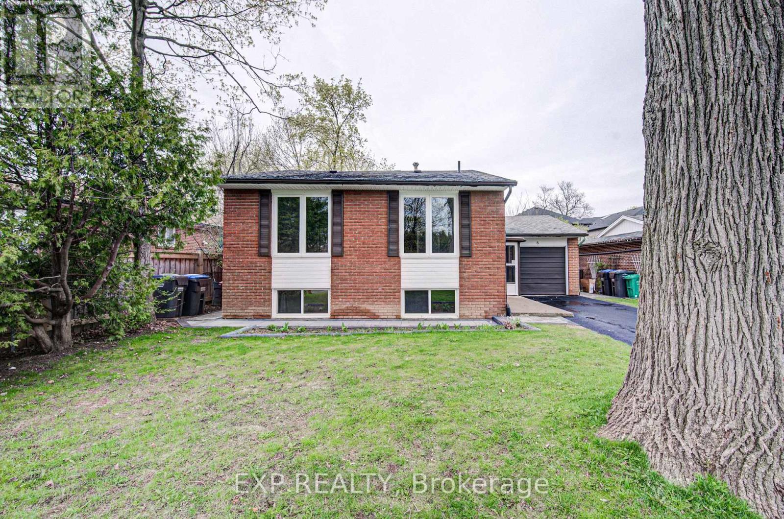 8 SANFORD CRESCENT - 2