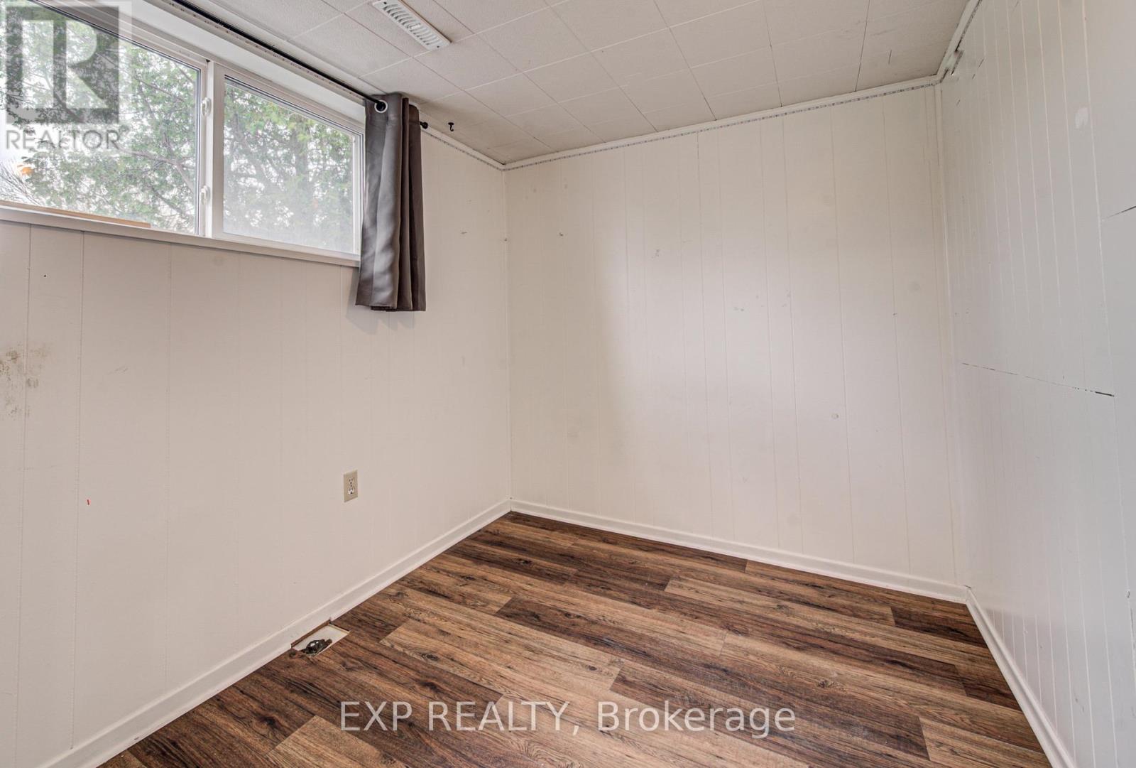 8 SANFORD CRESCENT - 24