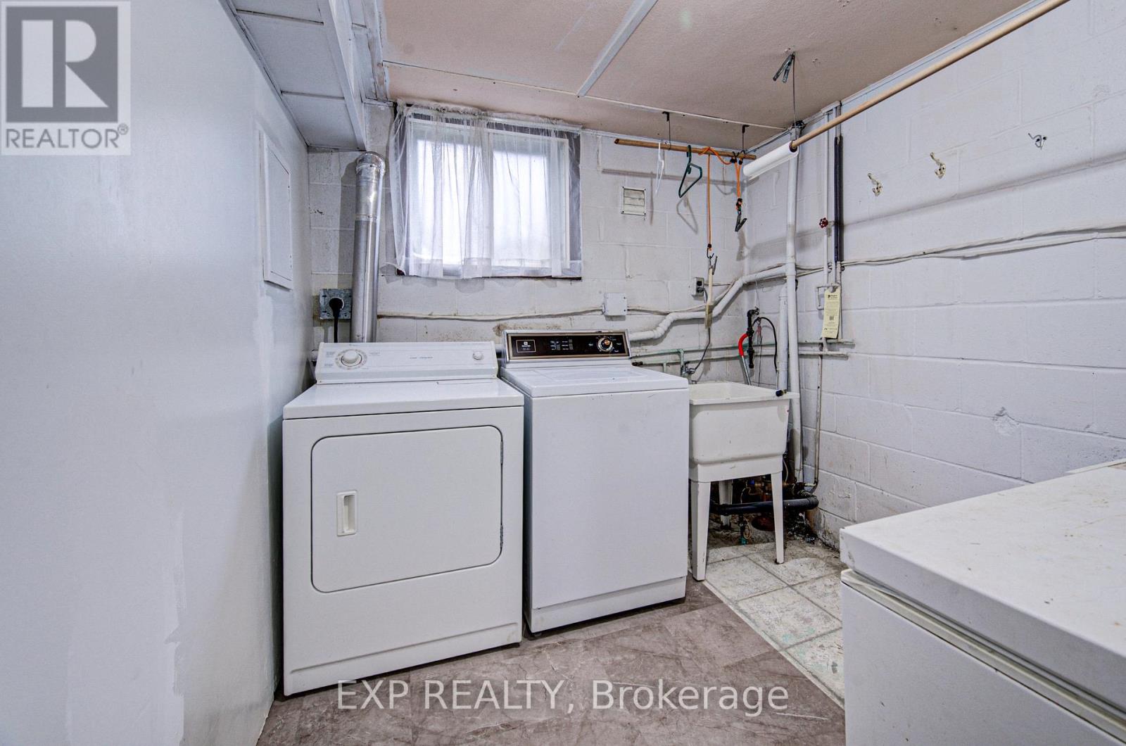 8 SANFORD CRESCENT - 26