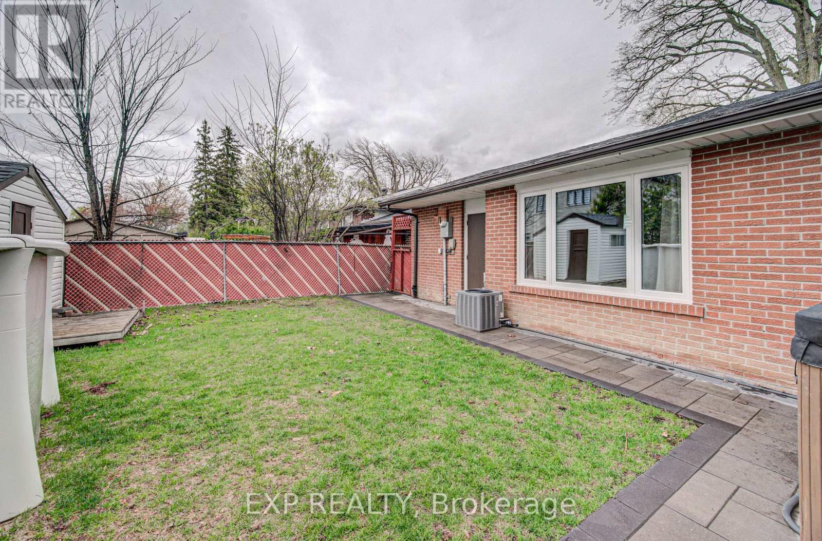 8 SANFORD CRESCENT - 32