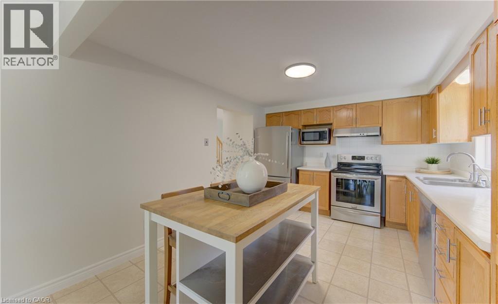 3 MARLIS Crescent, Kitchener, Ontario, N2E3K6 — Photo 5