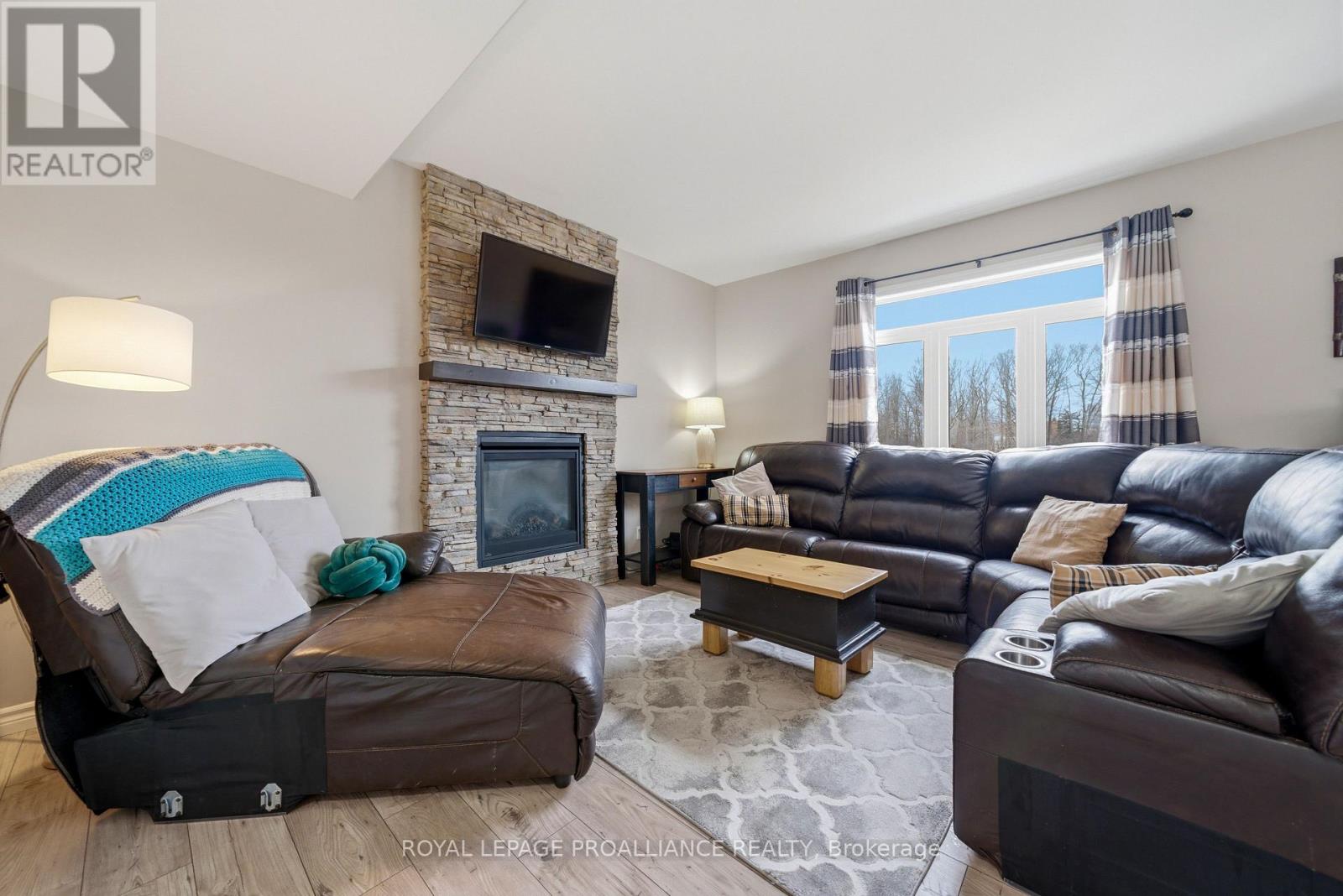 38 REDWOOD DRIVE - 17
