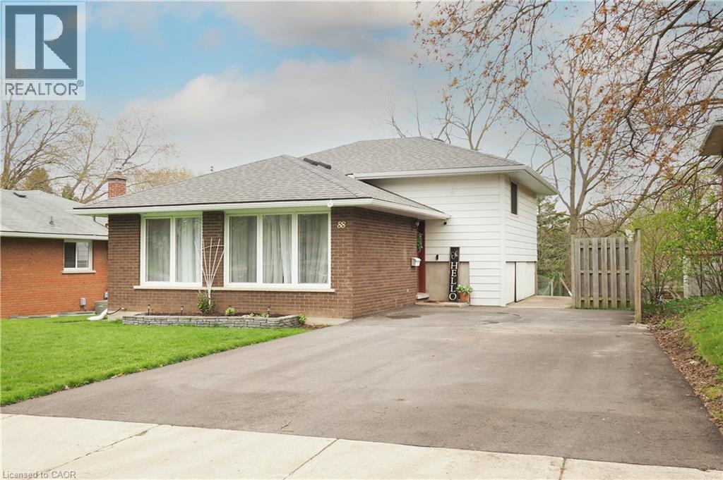 88 GILMOUR Crescent - 2