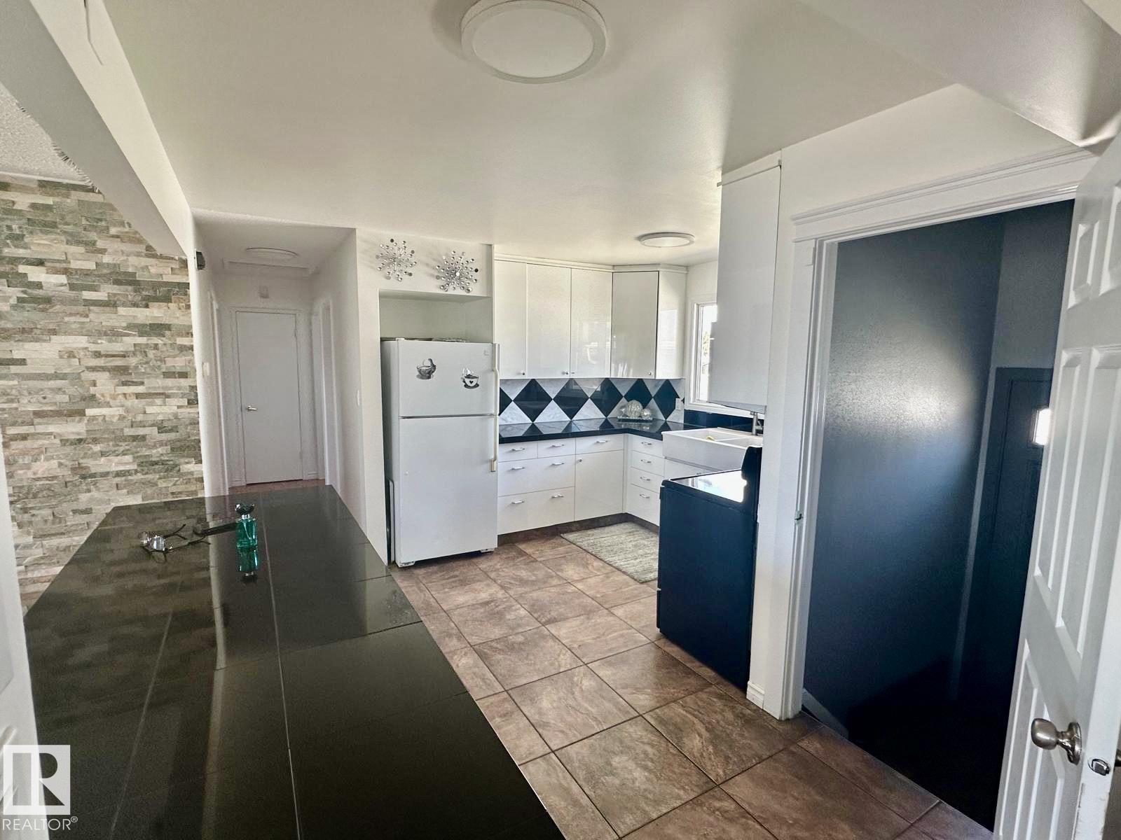 8620 137 AV NW - 11