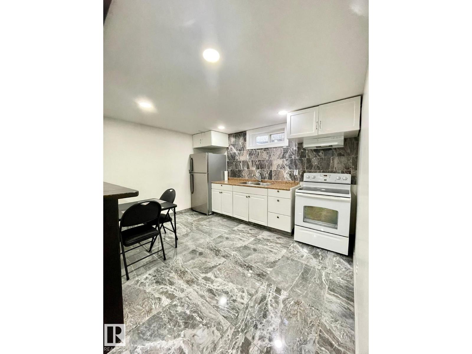 8620 137 AV NW - 15