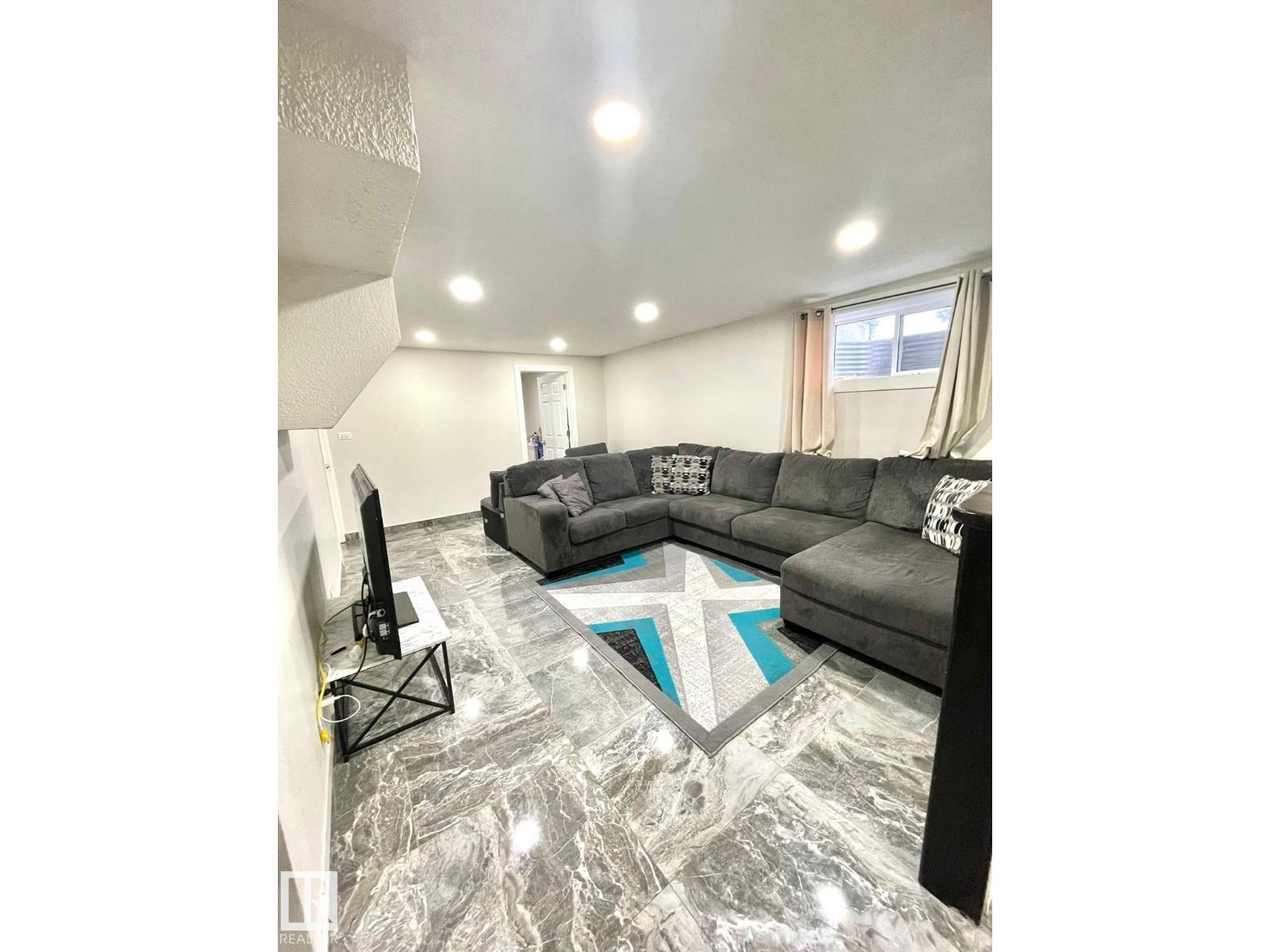 8620 137 AV NW - 18