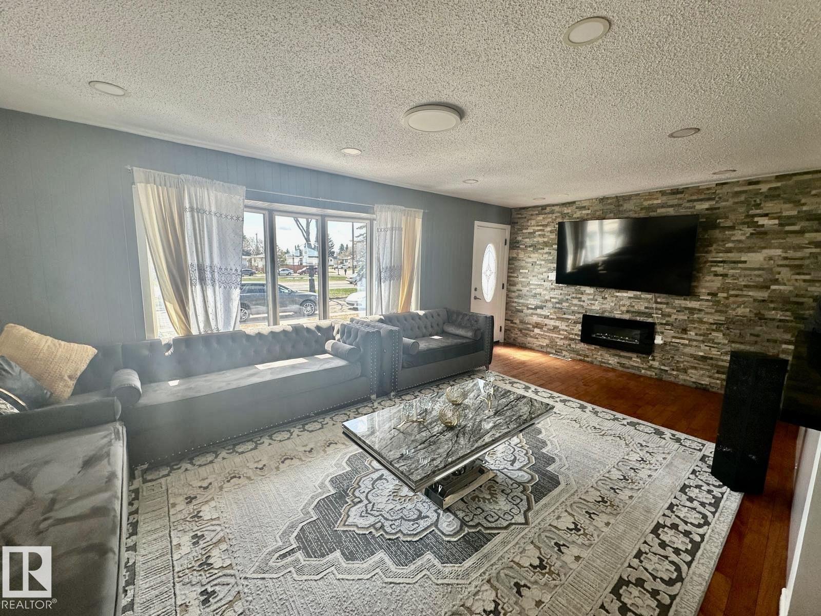 8620 137 AV NW - Image 2
