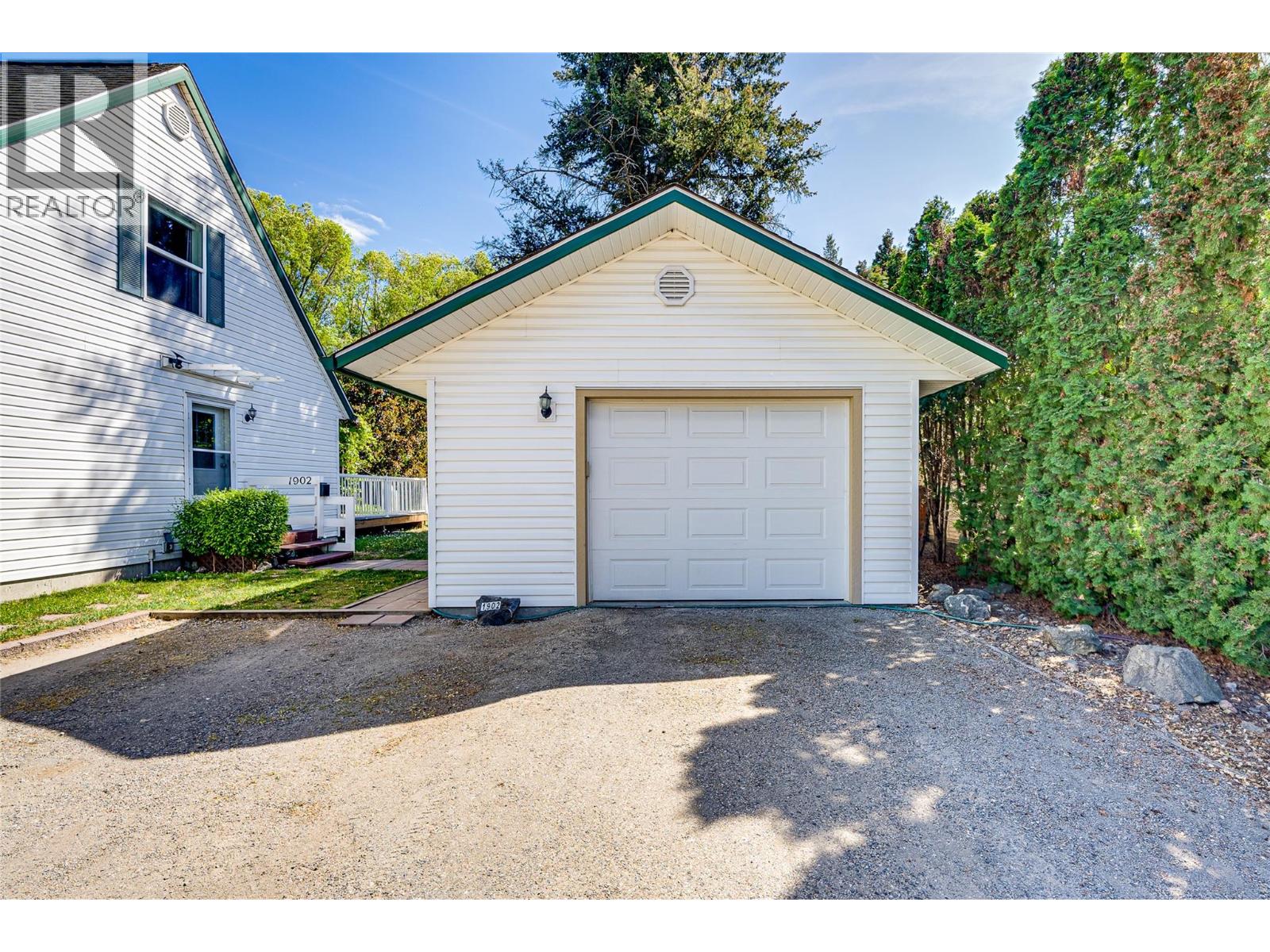 1902 50 Avenue - 33
