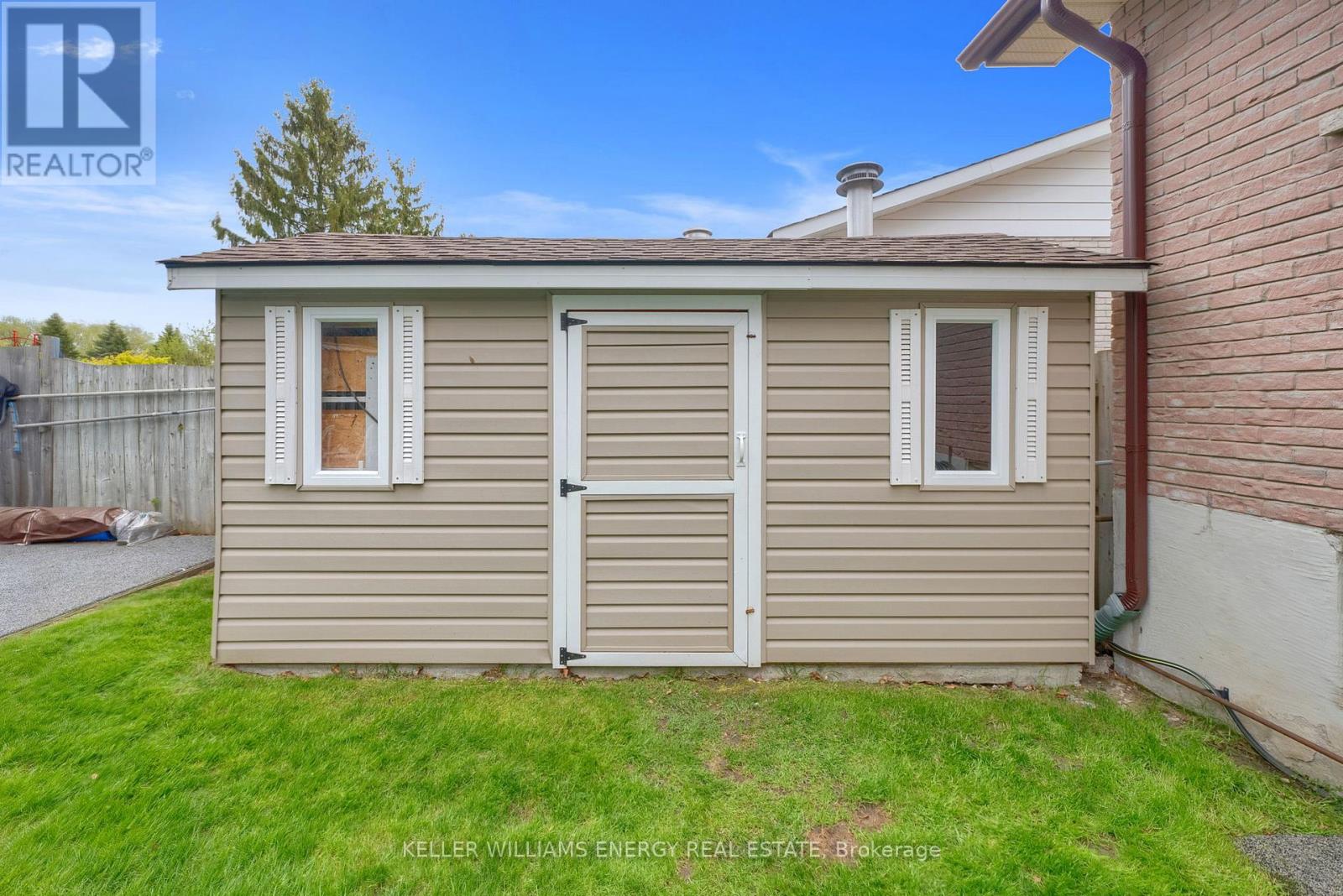 693 WAVERLY STREET N - 25