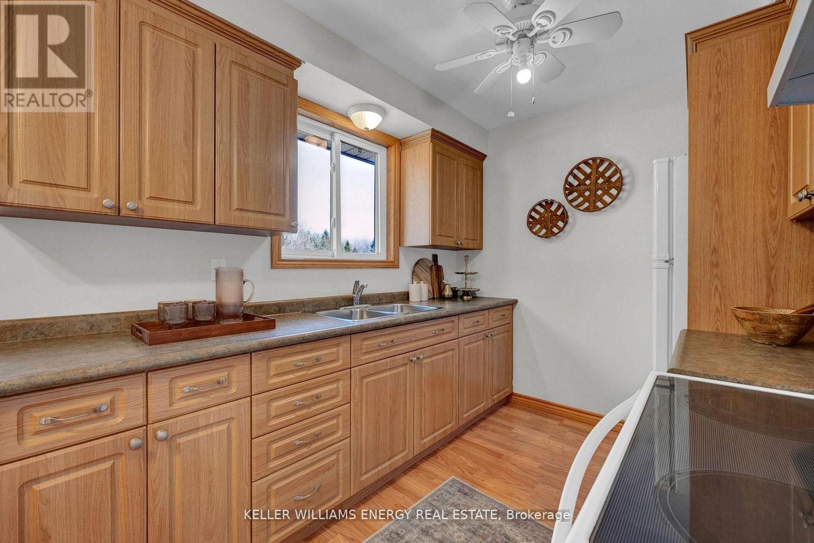693 WAVERLY STREET N - 8