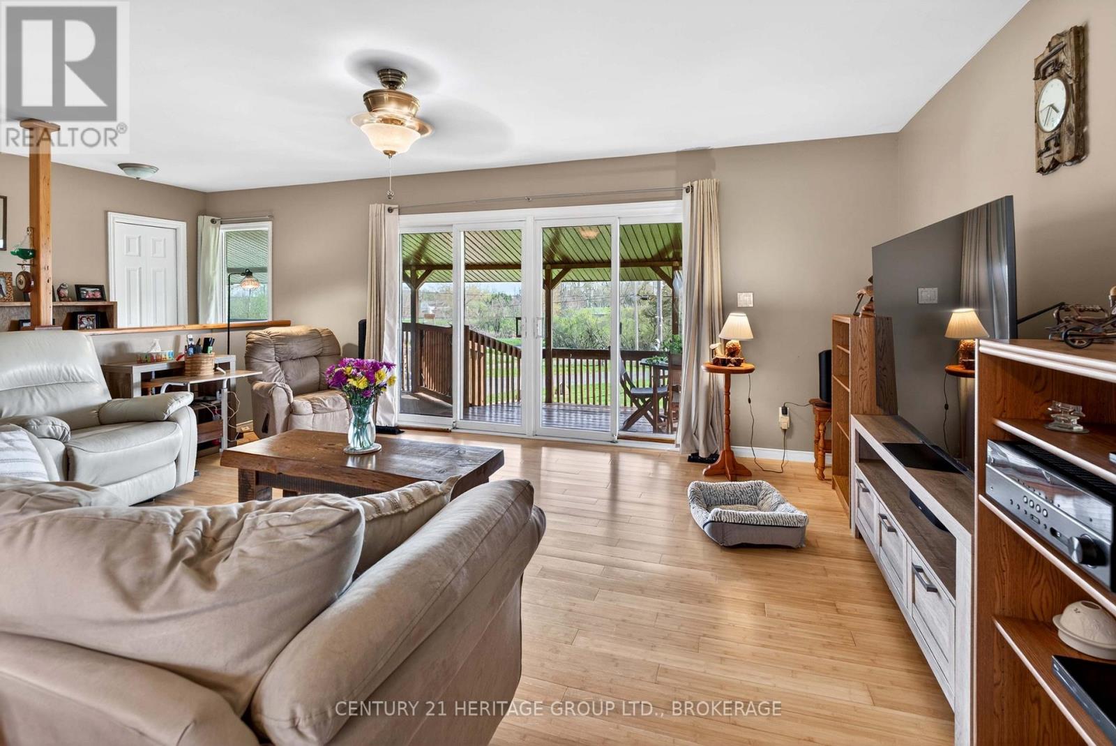 217 WELLINGTON STREET - 23