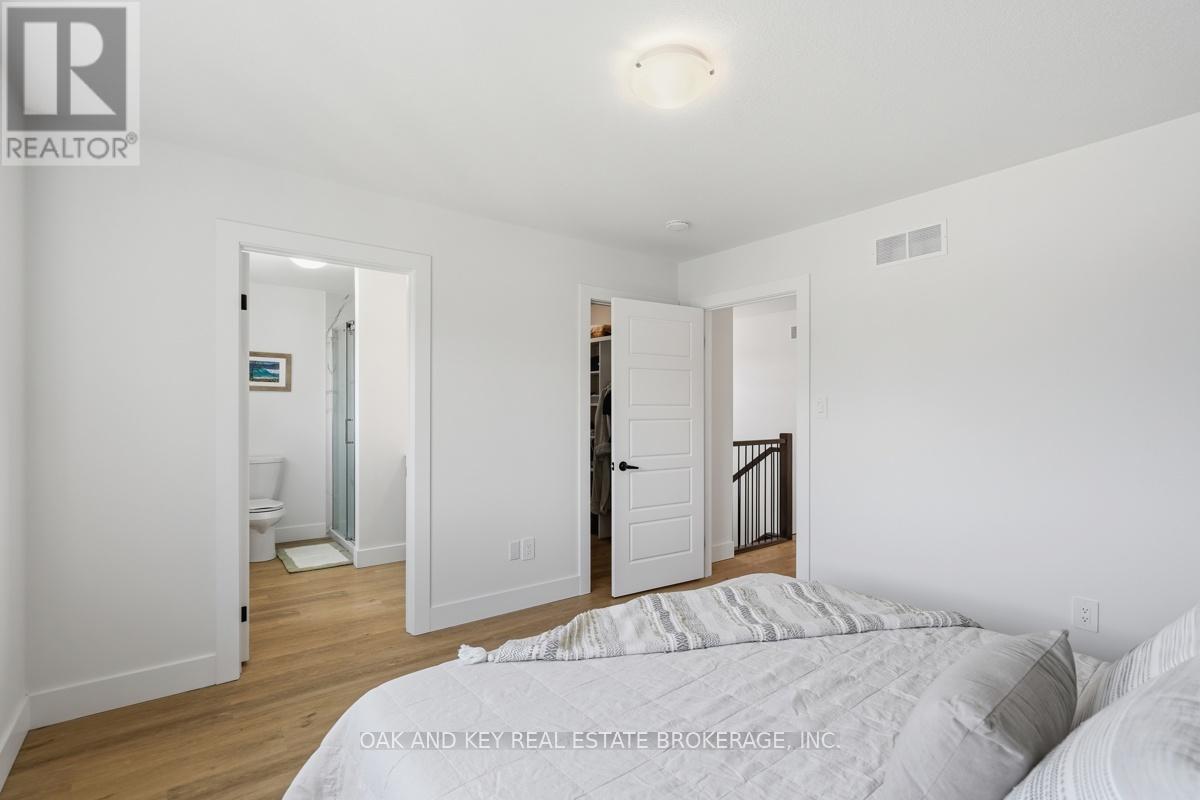 32 HELEN COURT - 26