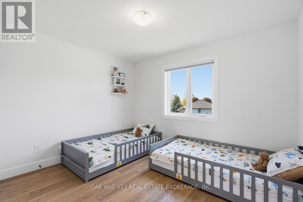 32 HELEN COURT - 30