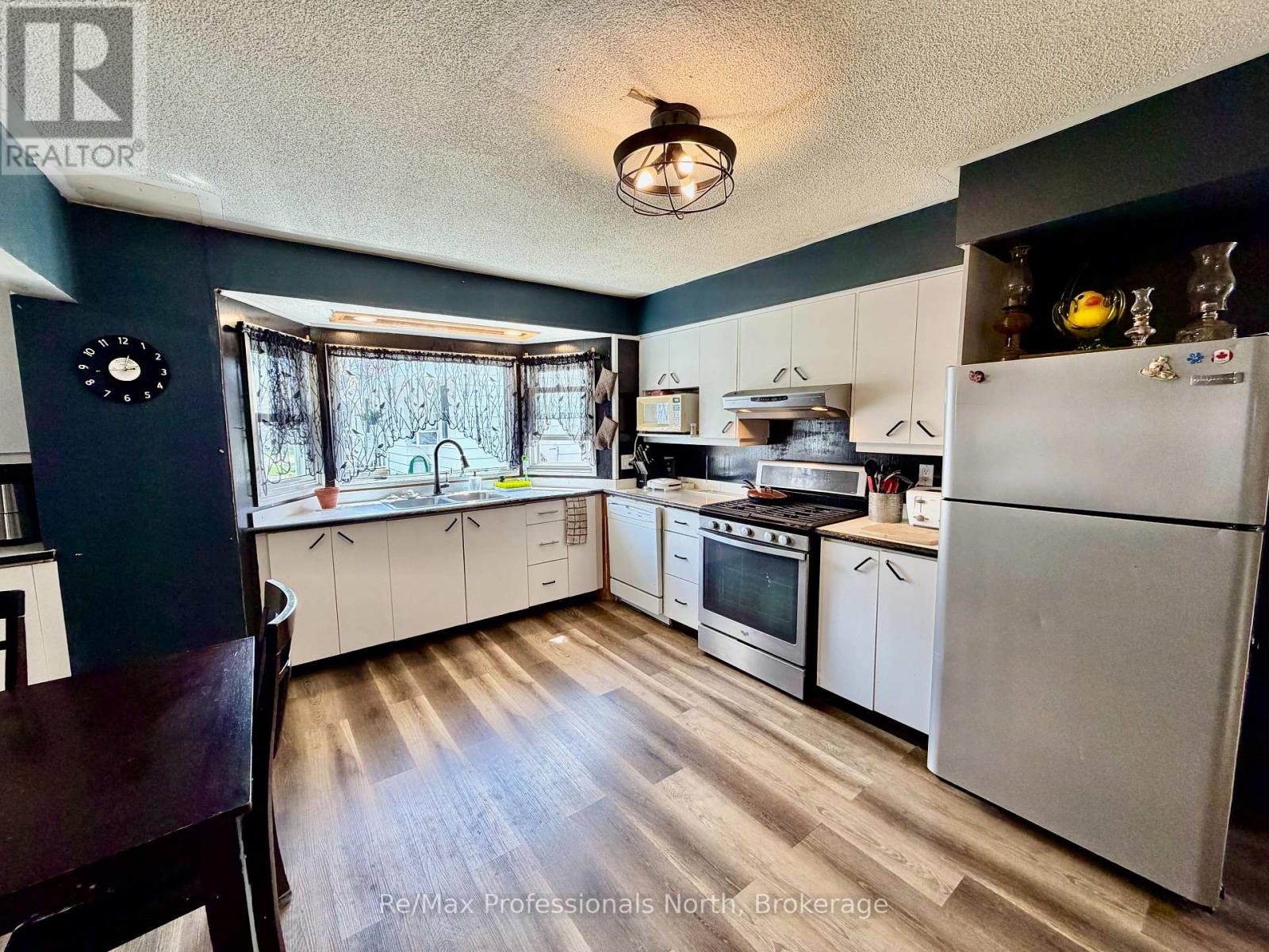 550 MARY STREET N - 5