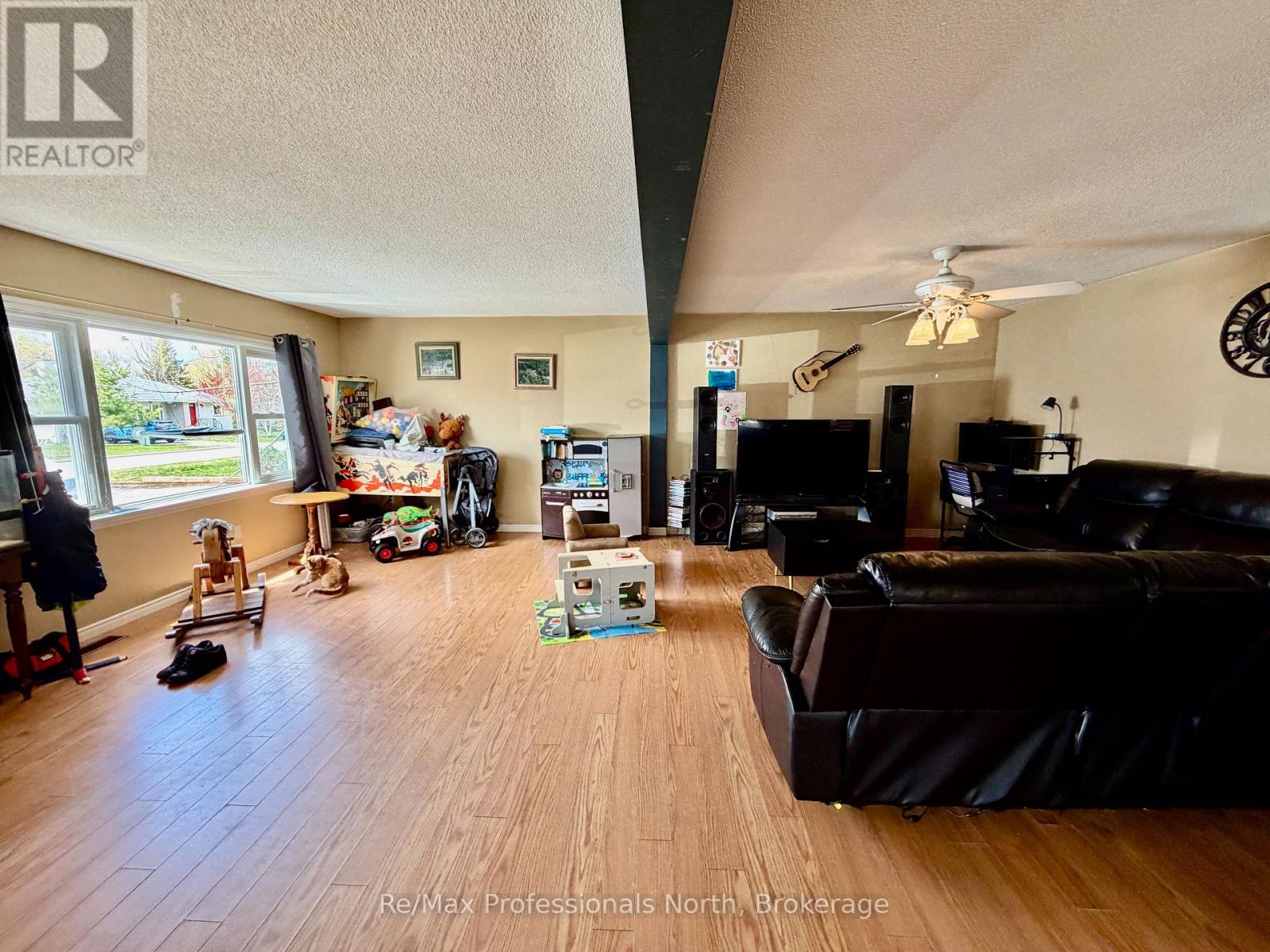 550 MARY STREET N - 7