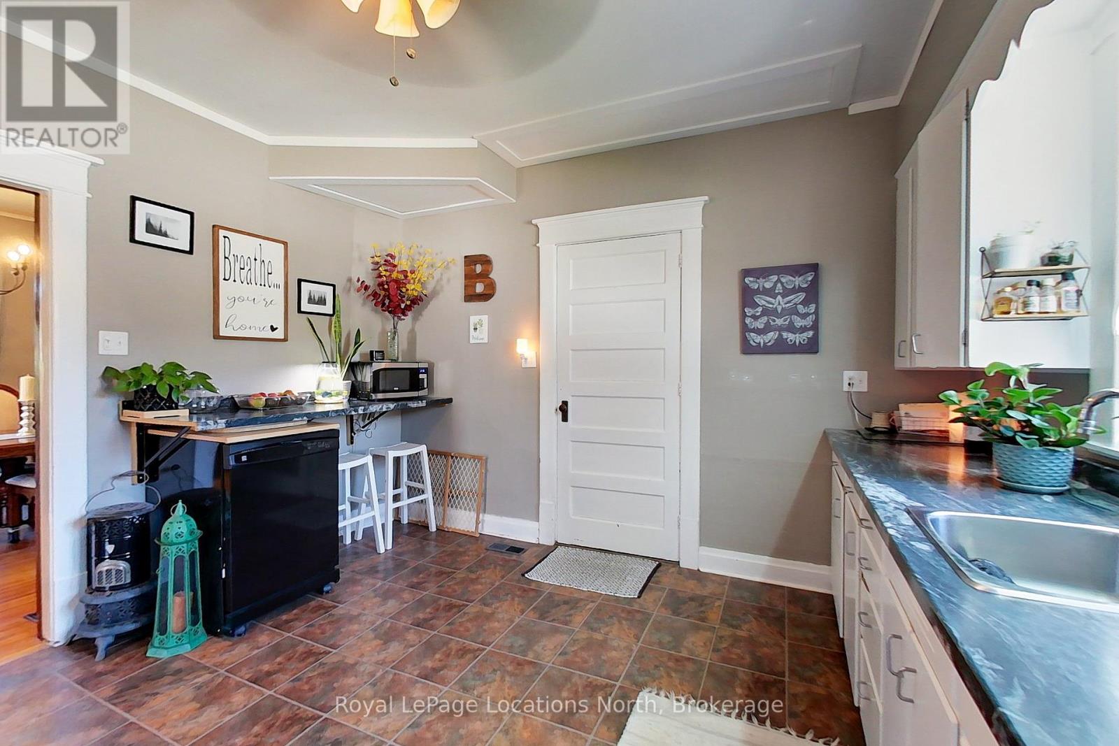131 SYKES STREET S - 22