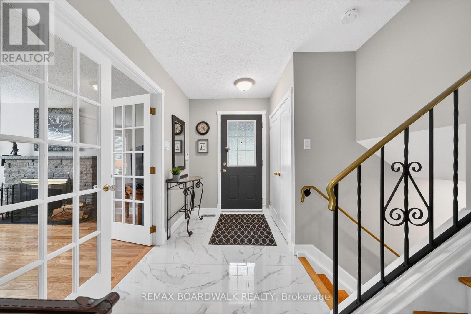 Fully Renovated Front Foyer w/Modern Tile(2023)