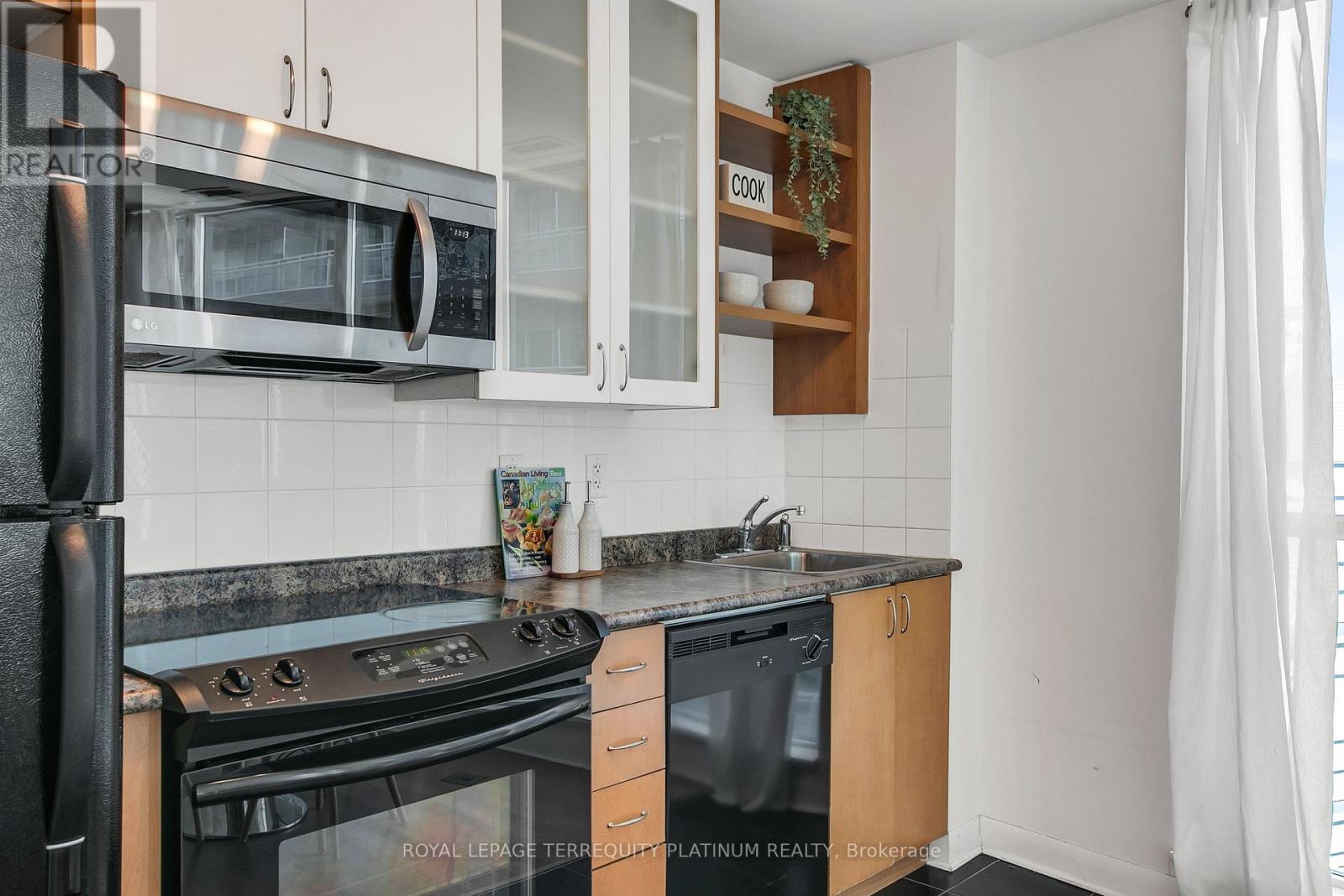 #727 600 FLEET STREET - 11