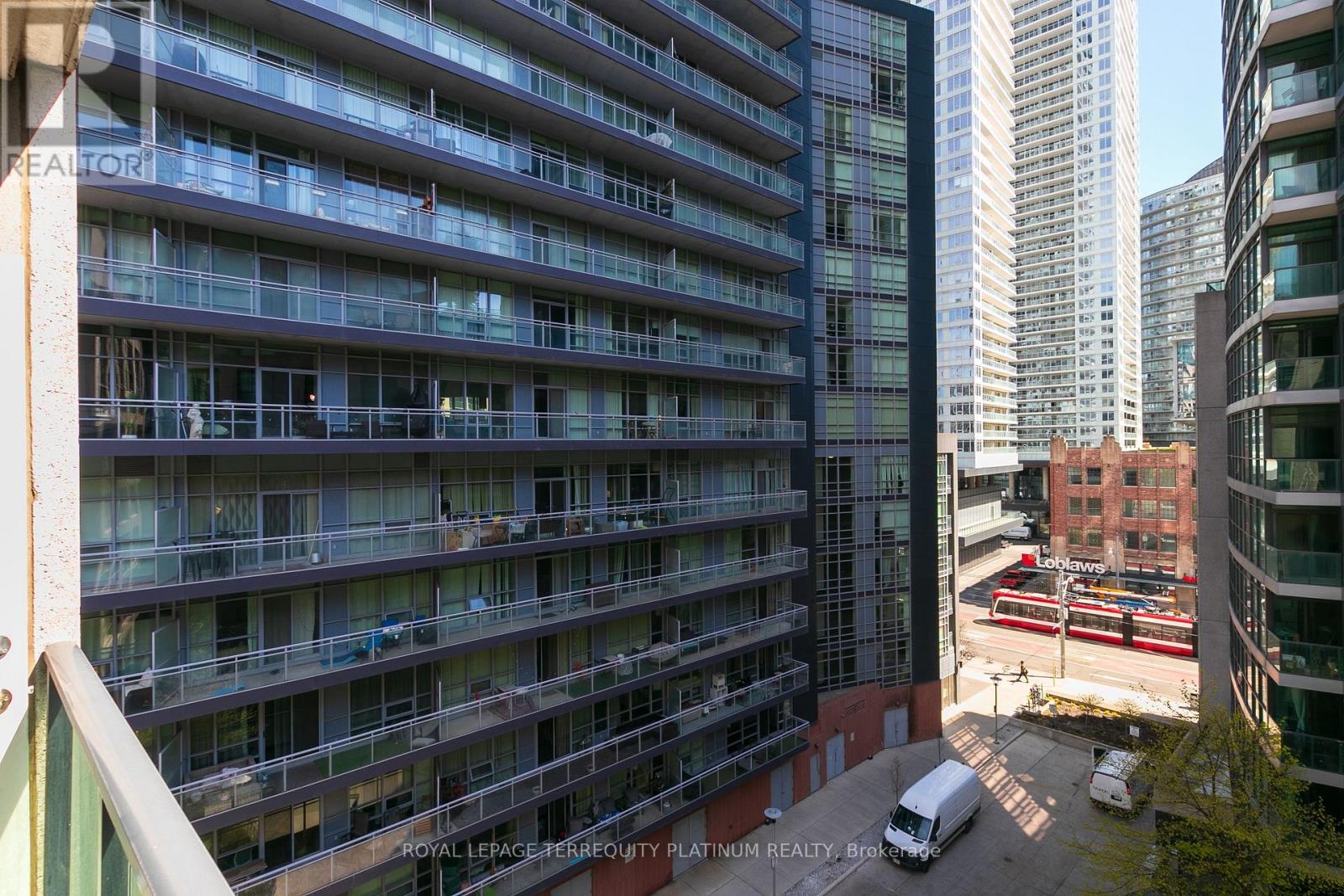 #727 600 FLEET STREET - 17