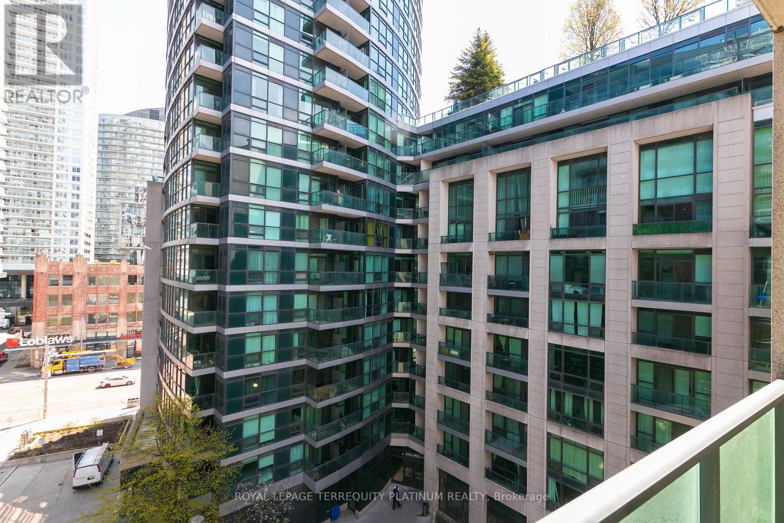 #727 600 FLEET STREET - 18
