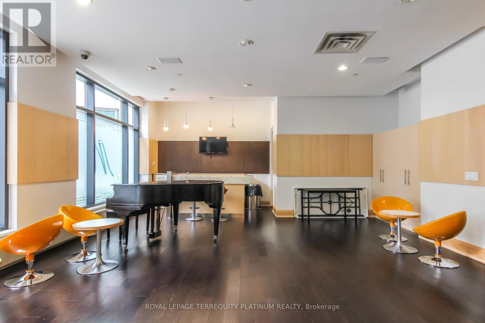 #727 600 FLEET STREET - 25