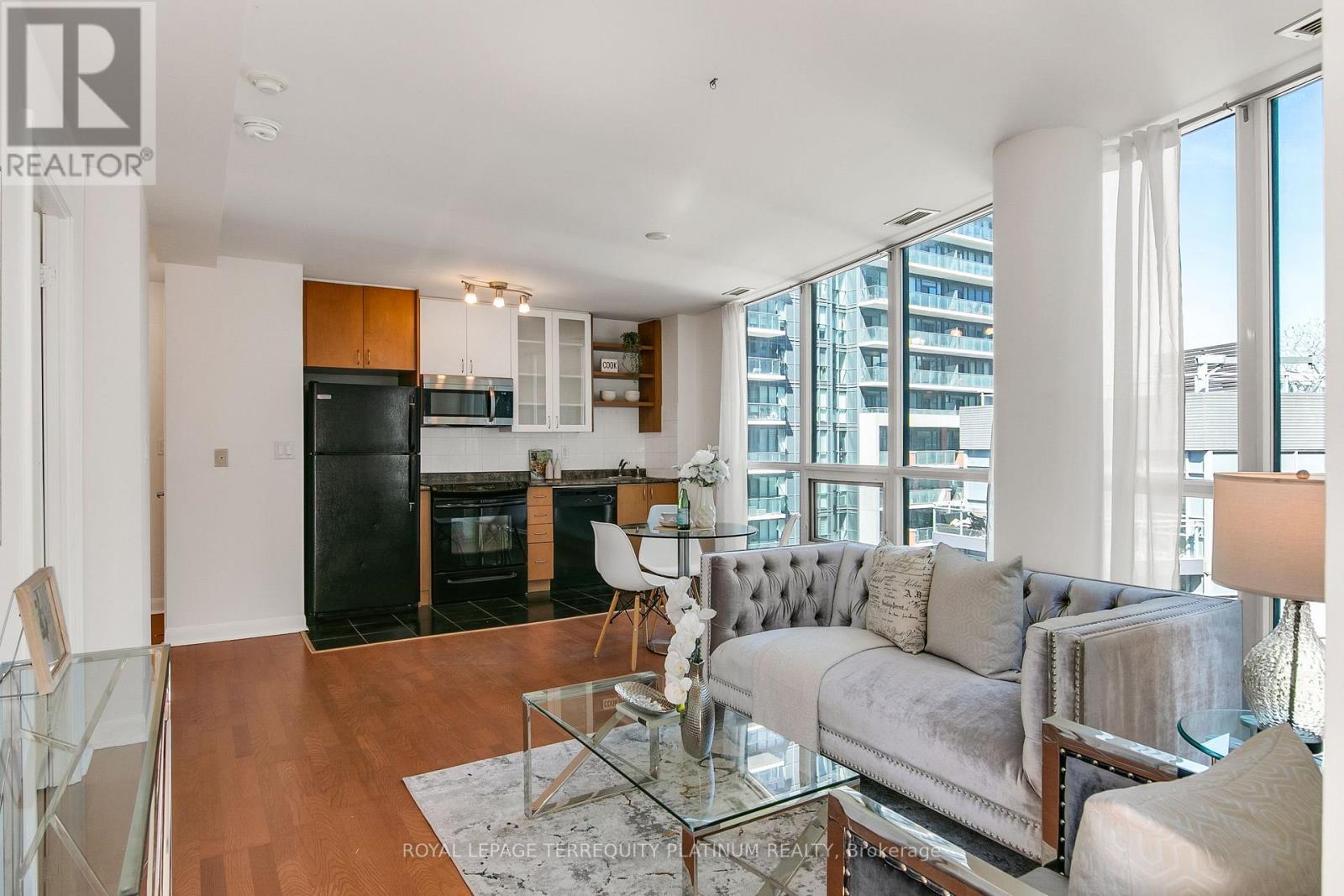 #727 600 FLEET STREET - 4