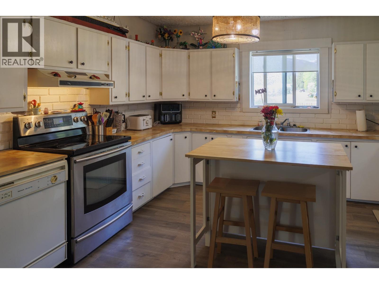 1090 DYKE ROAD - 5