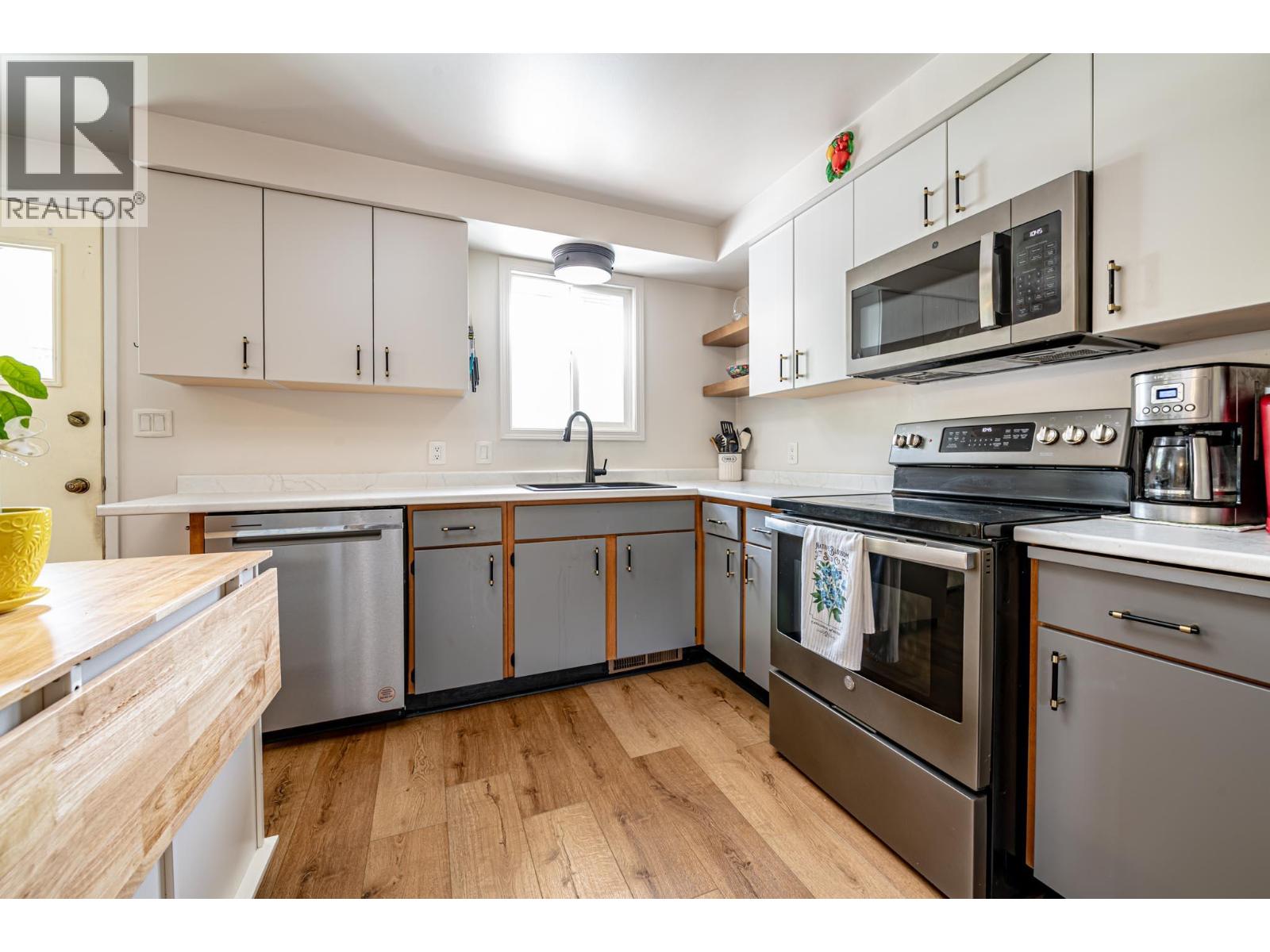 1002 Ninth Street, Salmo