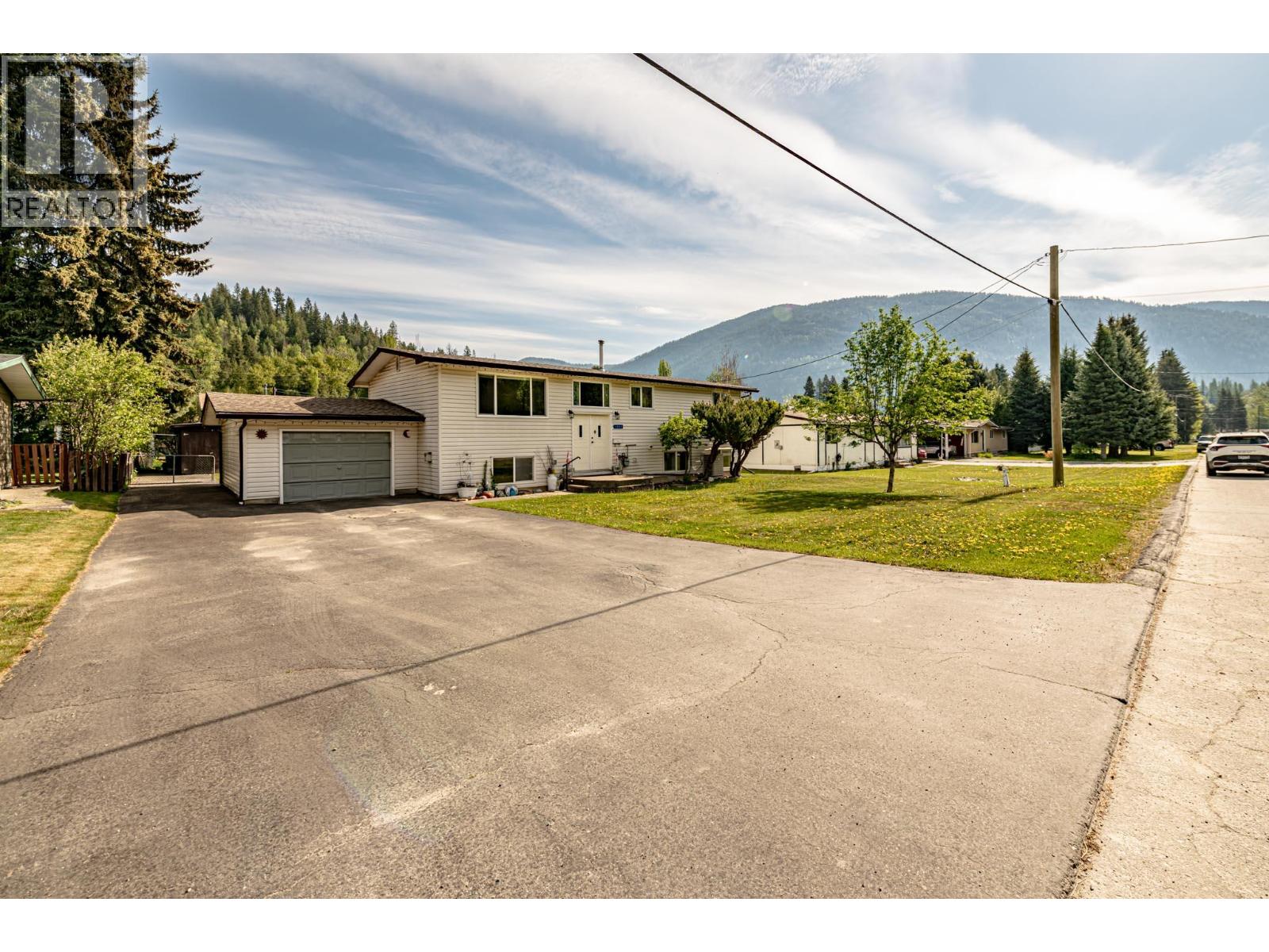 1002 Ninth Street, Salmo