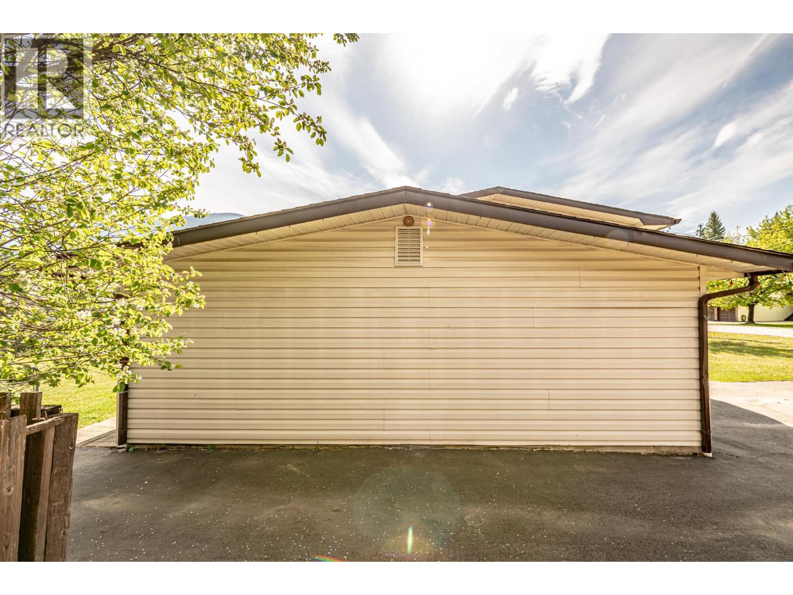 1002 Ninth Street, Salmo