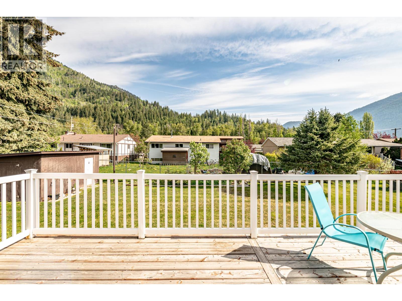 1002 Ninth Street, Salmo
