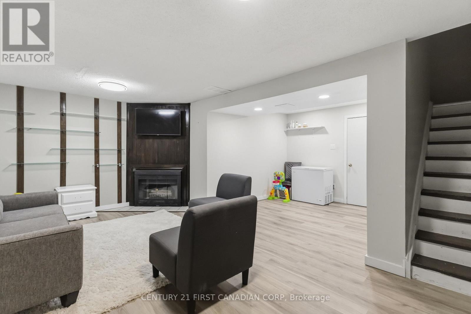 #6 720 DEVERON CRESCENT - Image 35