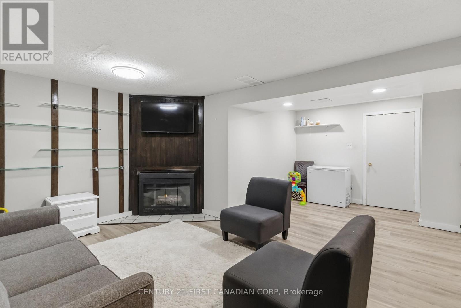 #6 720 DEVERON CRESCENT - Image 38
