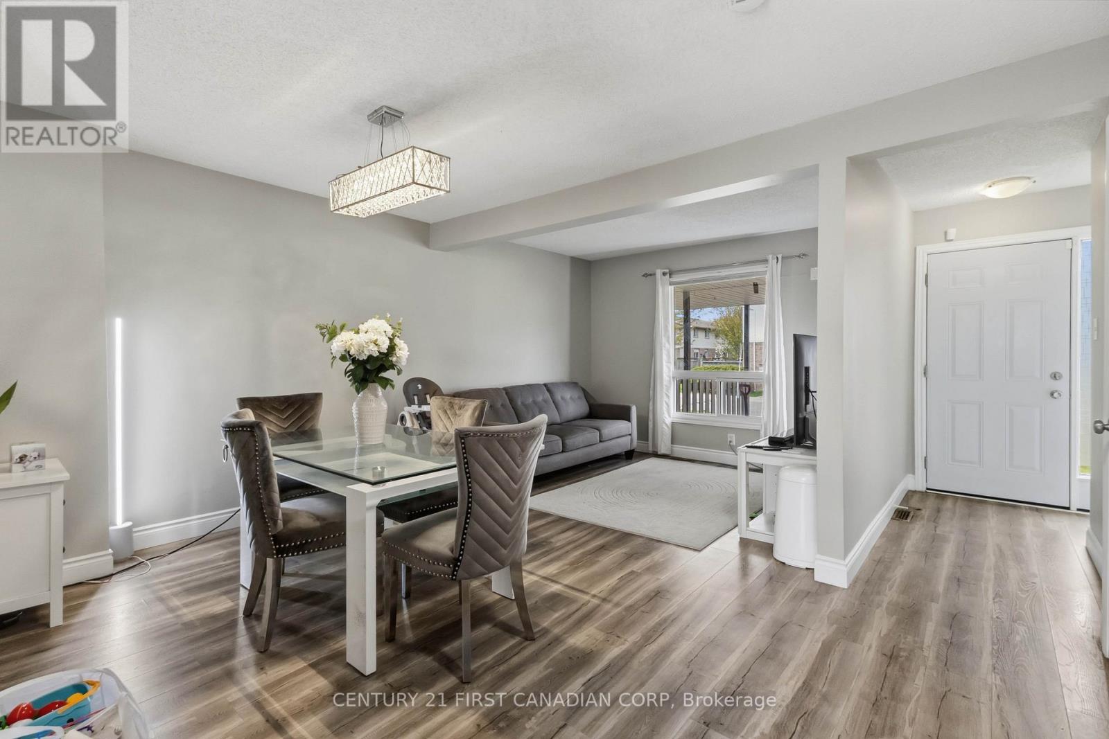 #6 720 DEVERON CRESCENT - Image 8
