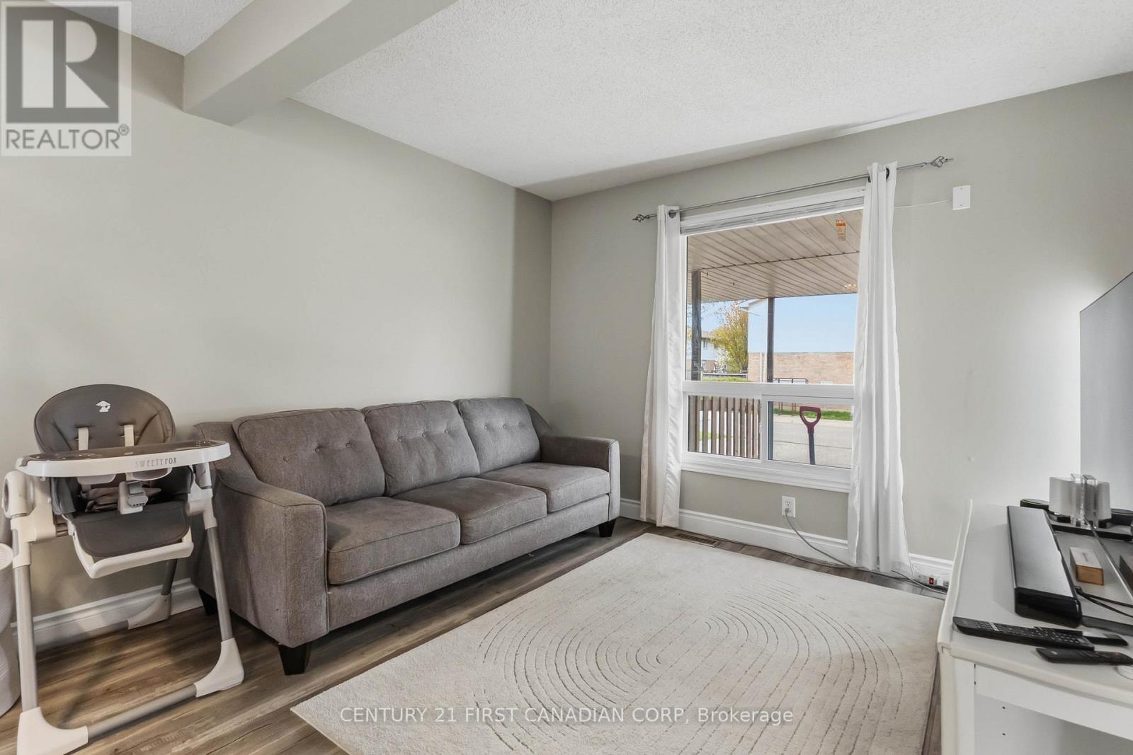 #6 720 DEVERON CRESCENT - Image 9