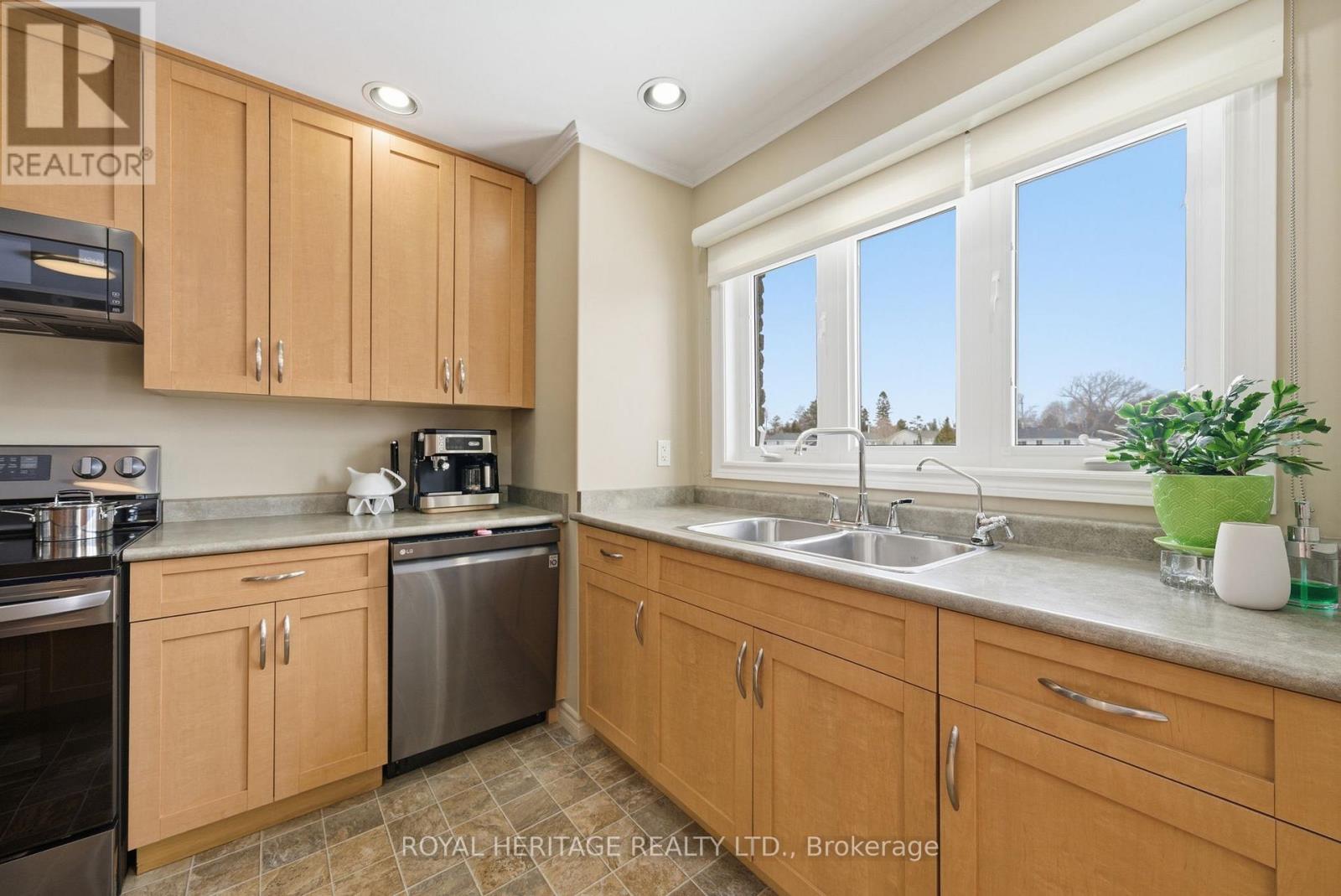 6 COVE COURT - 20