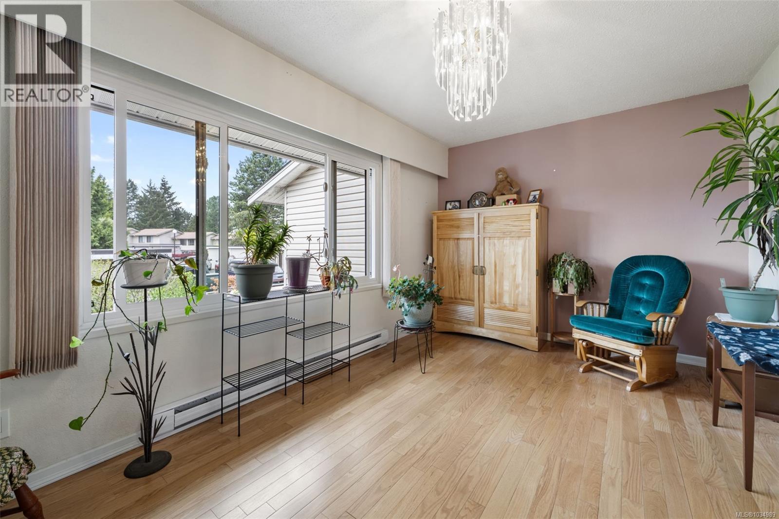 32 610 McKenzie Avenue, Saanich